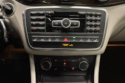 punainen Mercedes-Benz GLA 2014 kuva 15.
