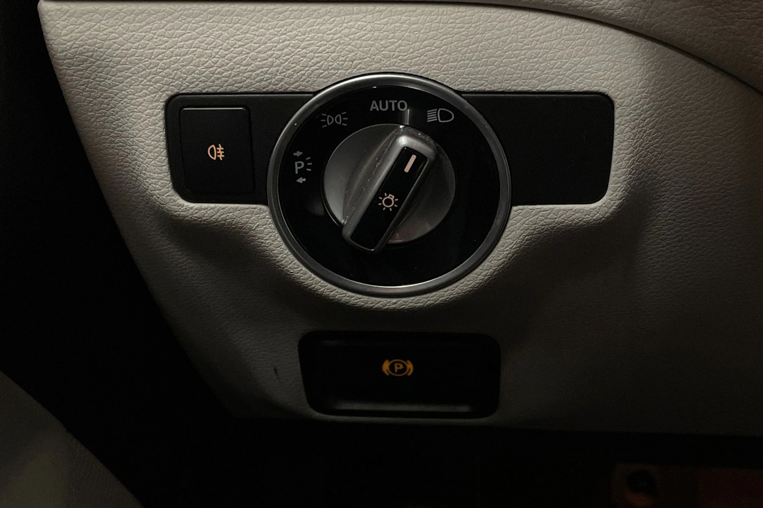 punainen Mercedes-Benz GLA 2014 kuva 16.
