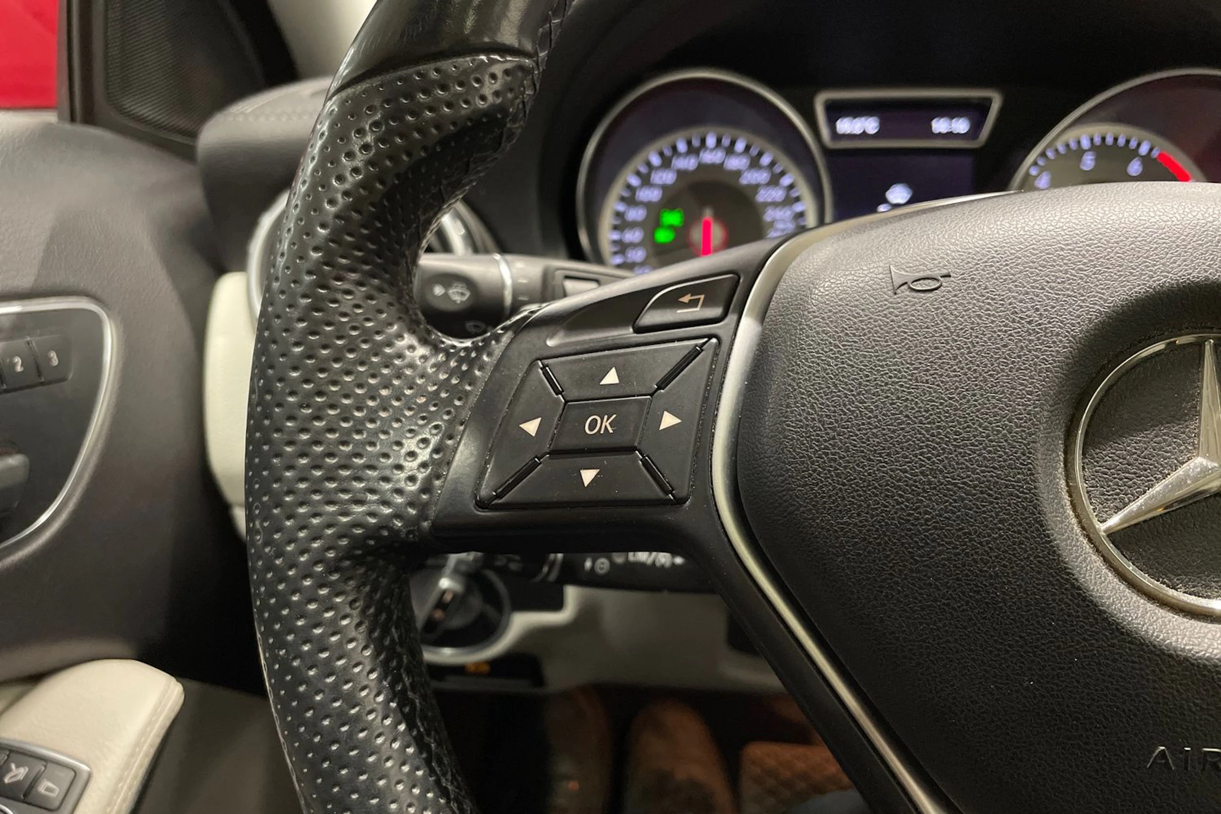 punainen Mercedes-Benz GLA 2014 kuva 17.