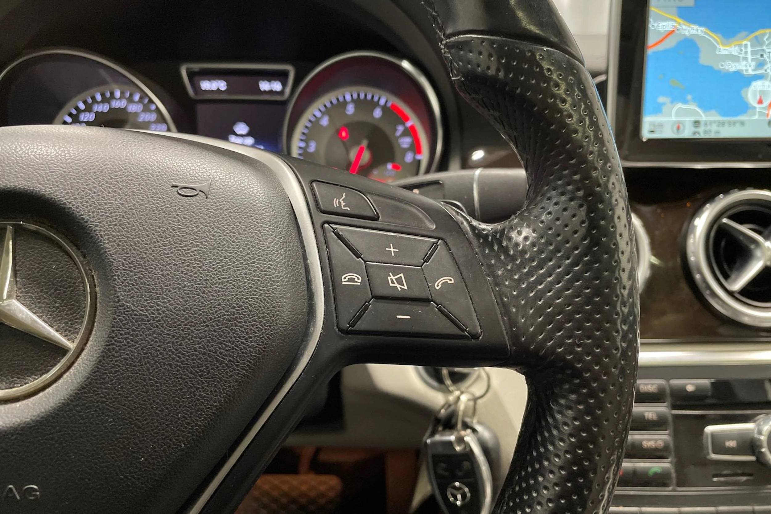 punainen Mercedes-Benz GLA 2014 kuva 18.