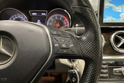 punainen Mercedes-Benz GLA 2014 kuva 18.