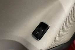 punainen Mercedes-Benz GLA 2014 kuva 20.
