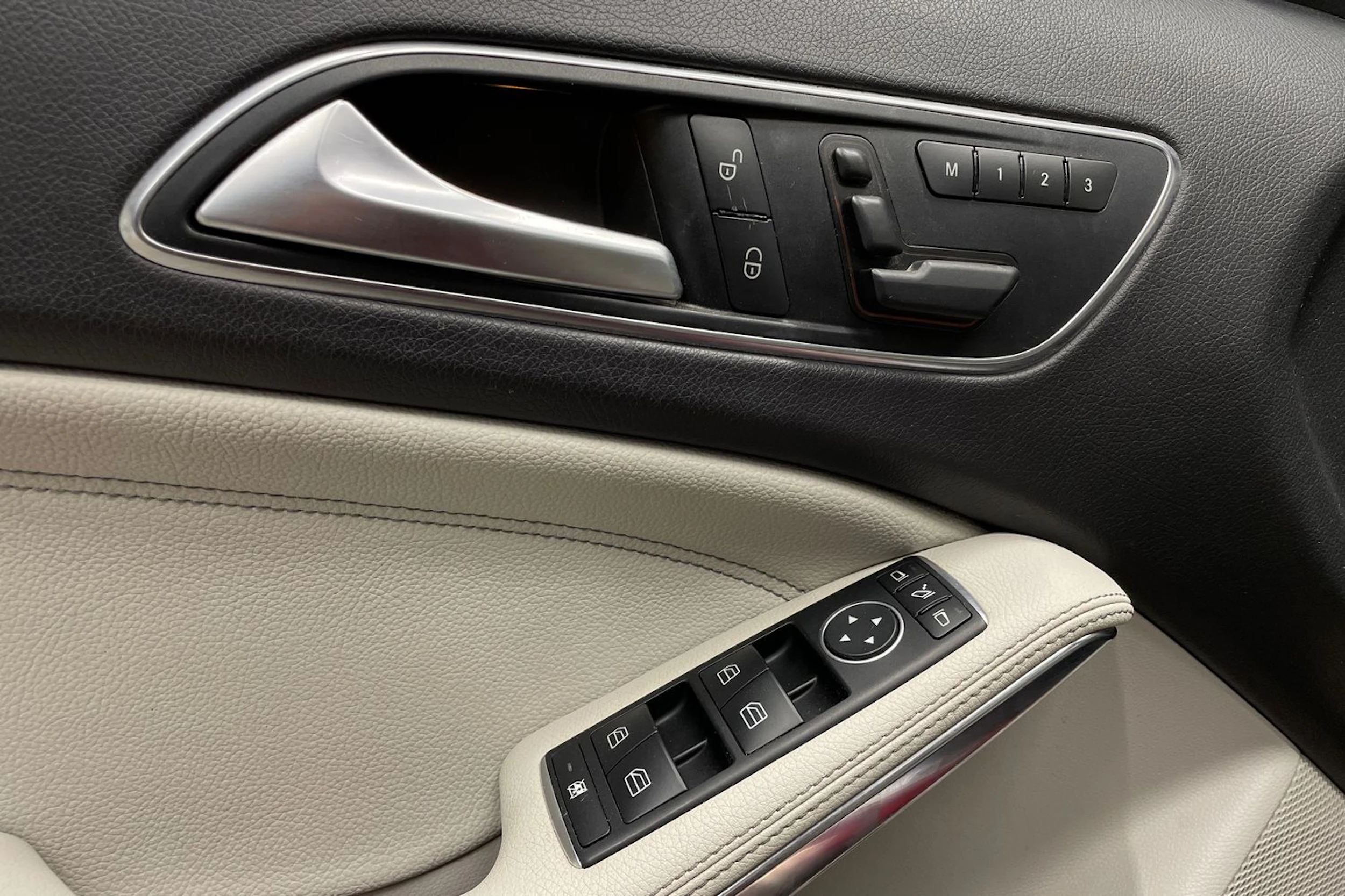 punainen Mercedes-Benz GLA 2014 kuva 21.