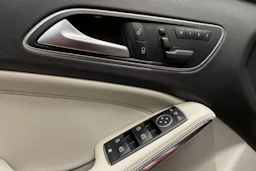 punainen Mercedes-Benz GLA 2014 kuva 21.