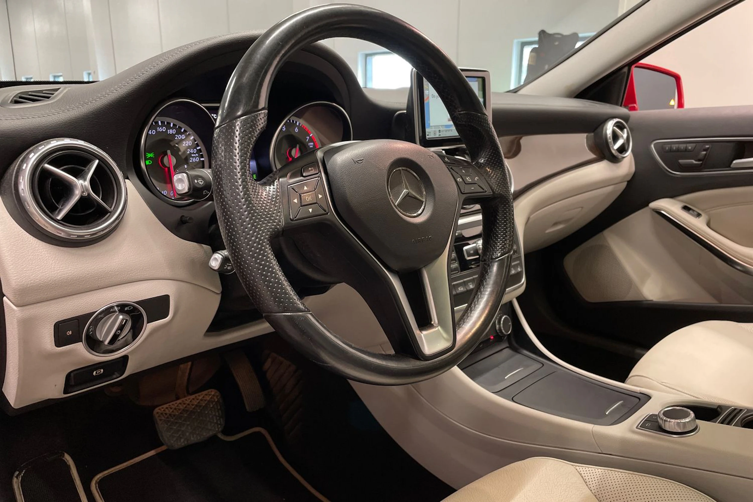 punainen Mercedes-Benz GLA 2014 kuva 25.