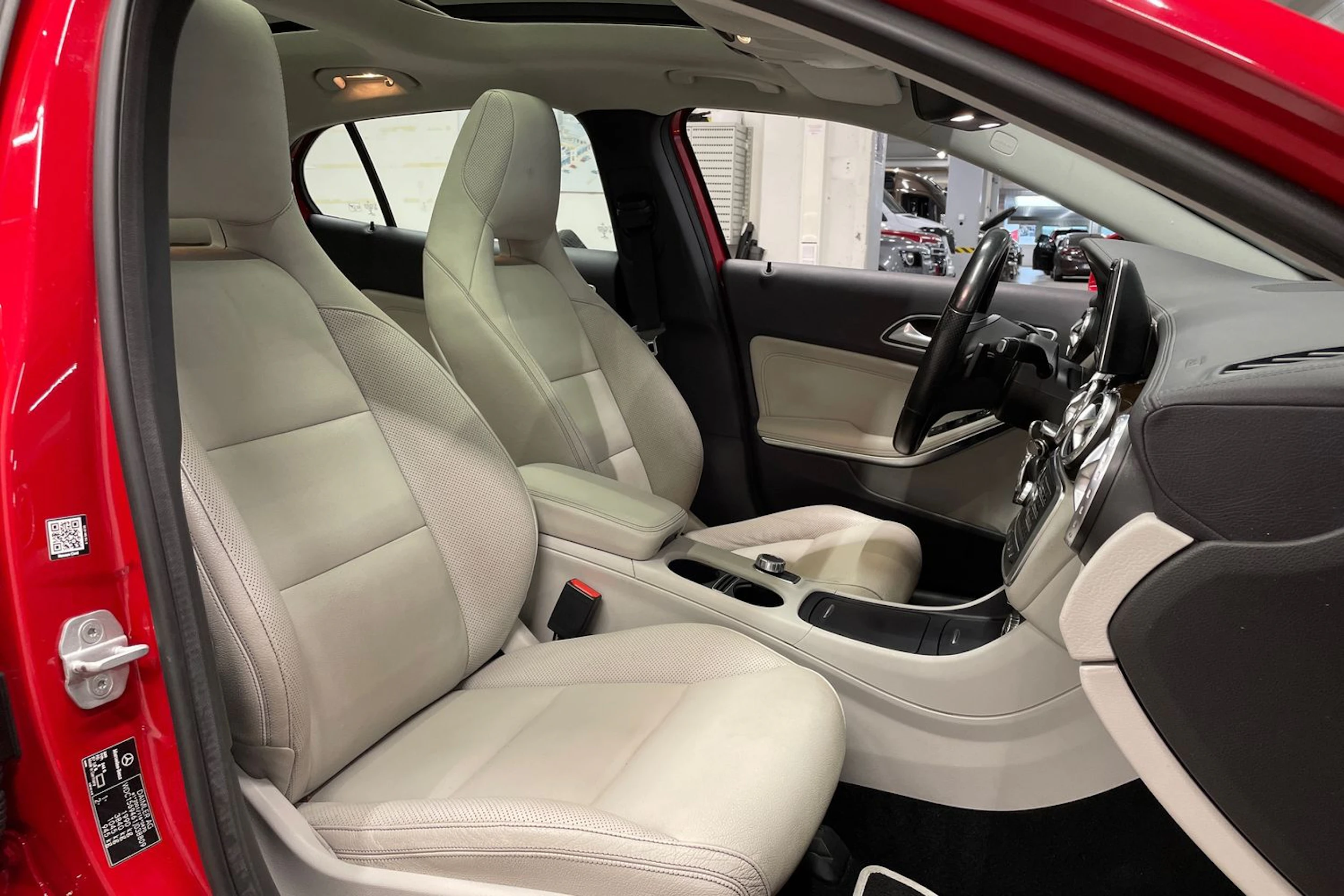 punainen Mercedes-Benz GLA 2014 kuva 26.