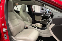 punainen Mercedes-Benz GLA 2014 kuva 26.