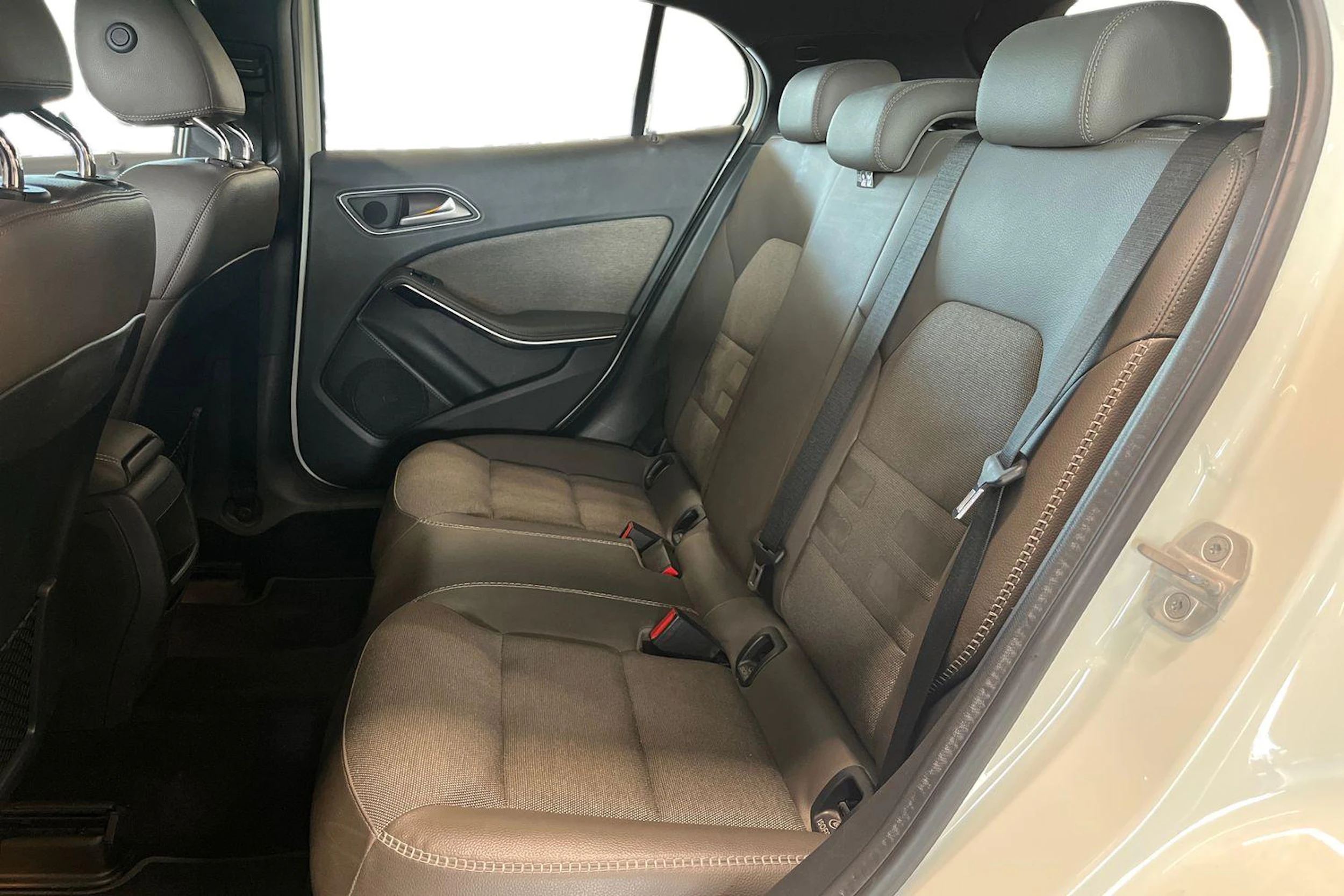 valkoinen Mercedes-Benz GLA 2014 kuva 8.