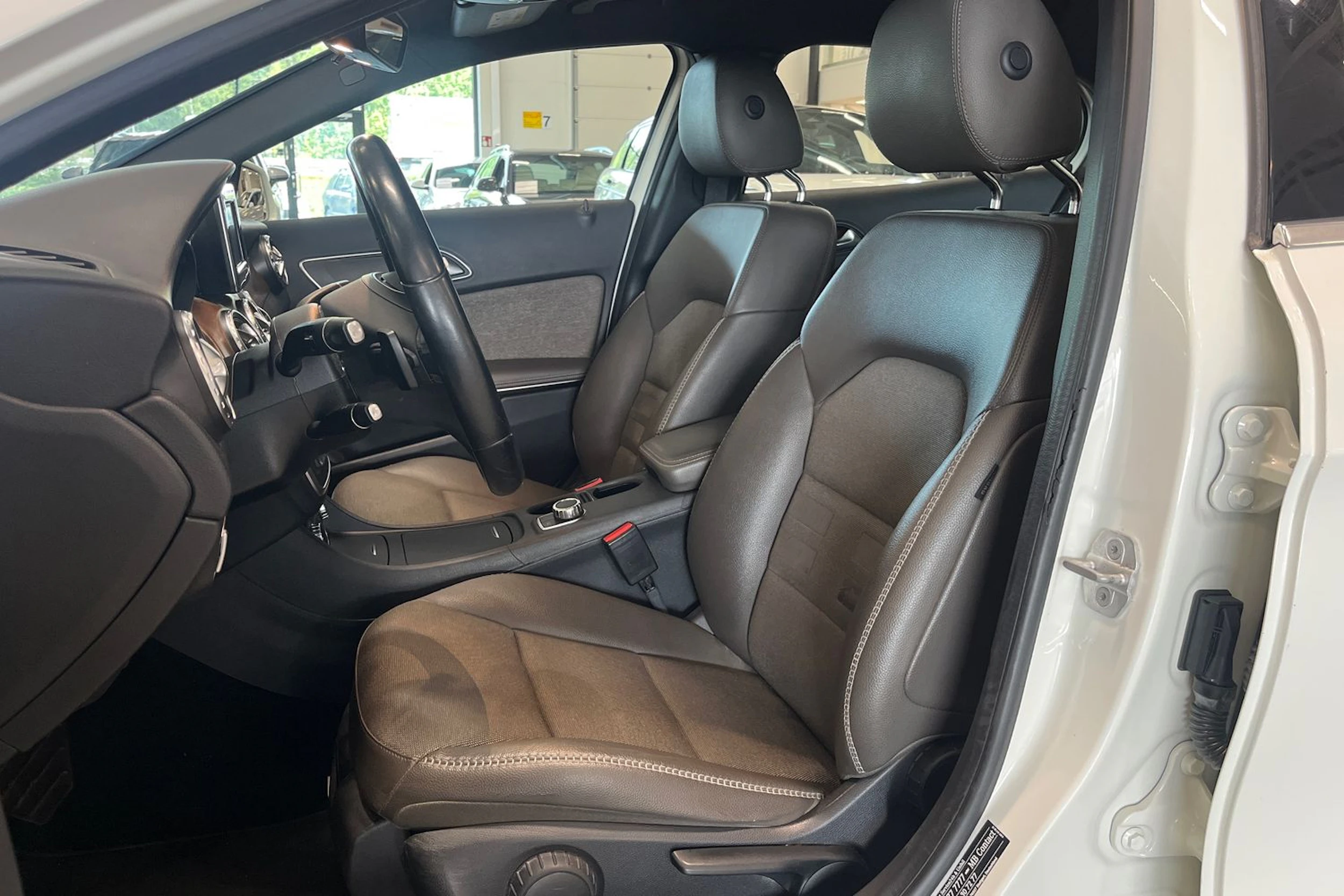 valkoinen Mercedes-Benz GLA 2014 kuva 11.