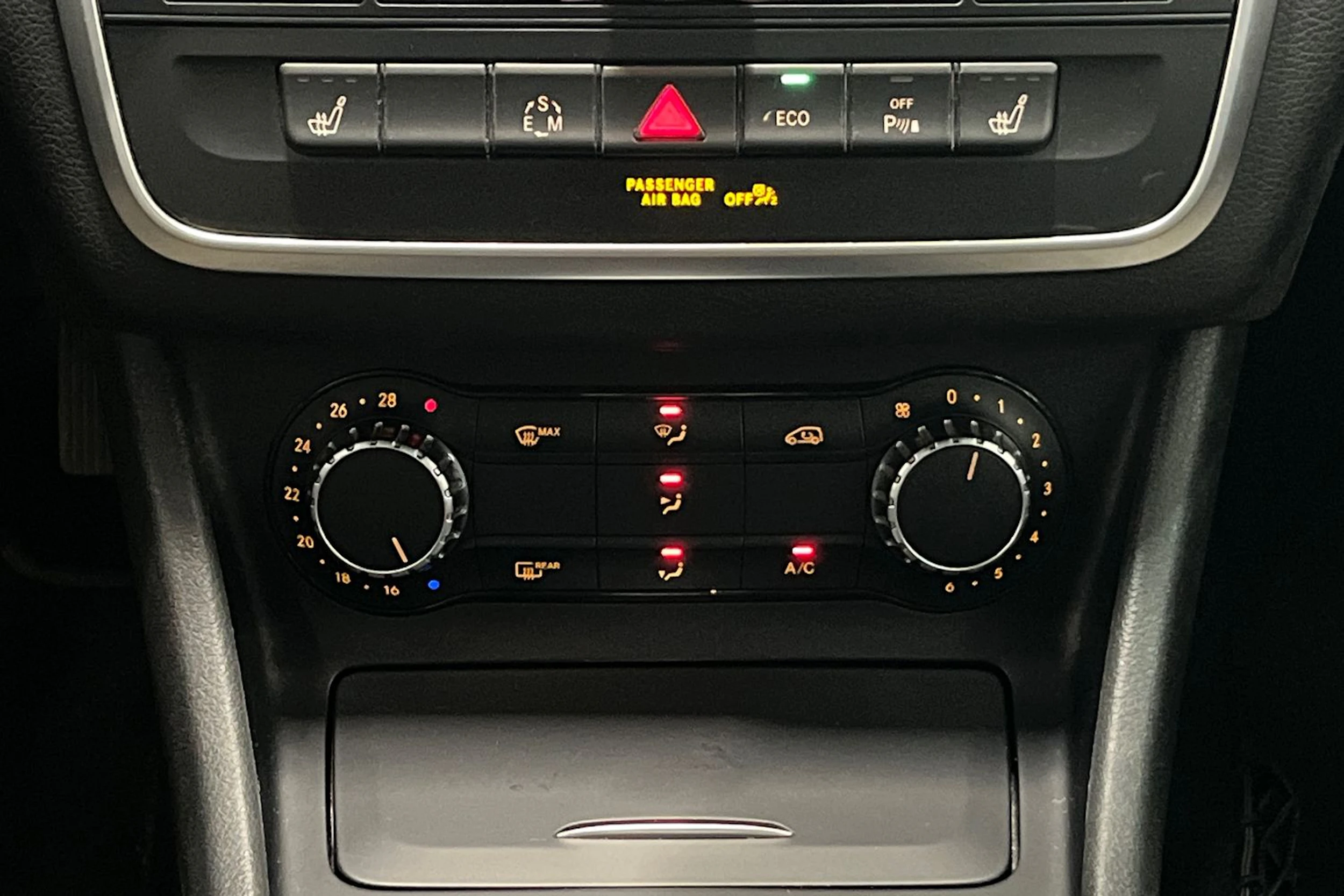 valkoinen Mercedes-Benz GLA 2014 kuva 22.
