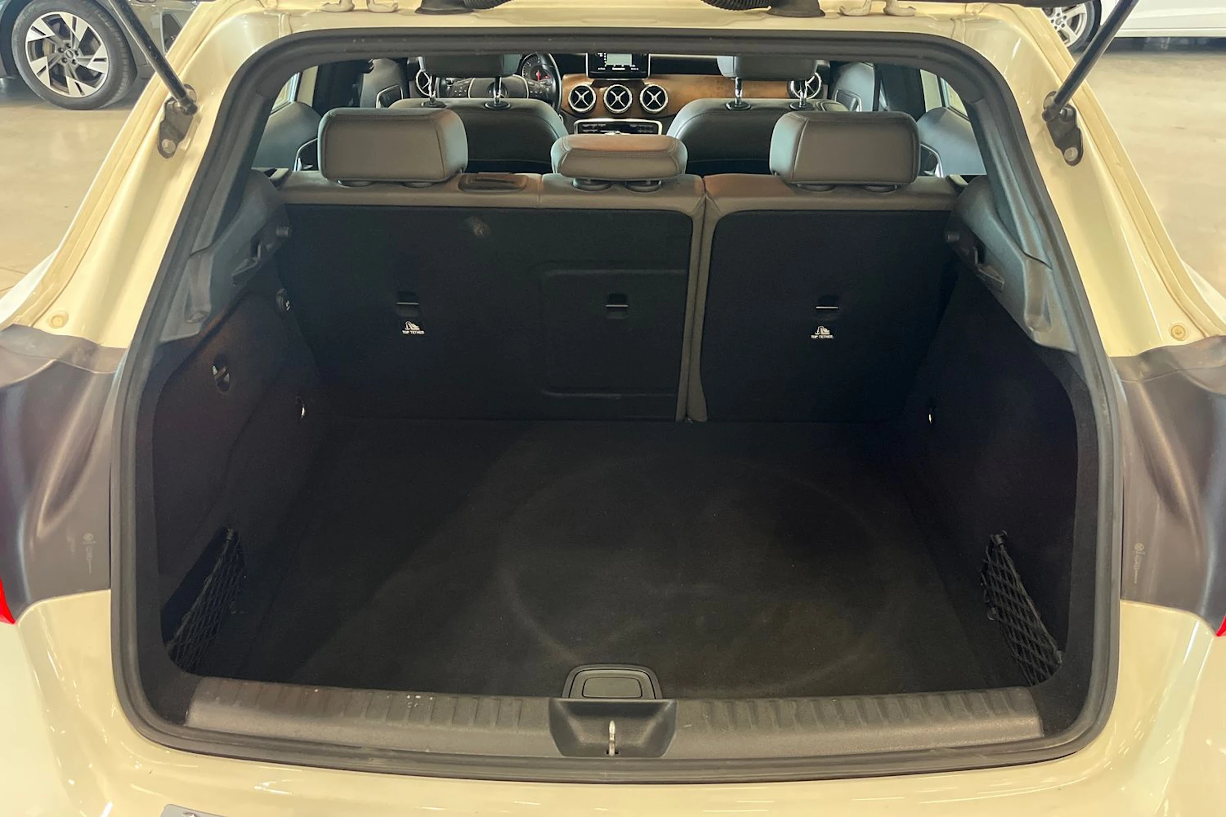valkoinen Mercedes-Benz GLA 2014 kuva 25.