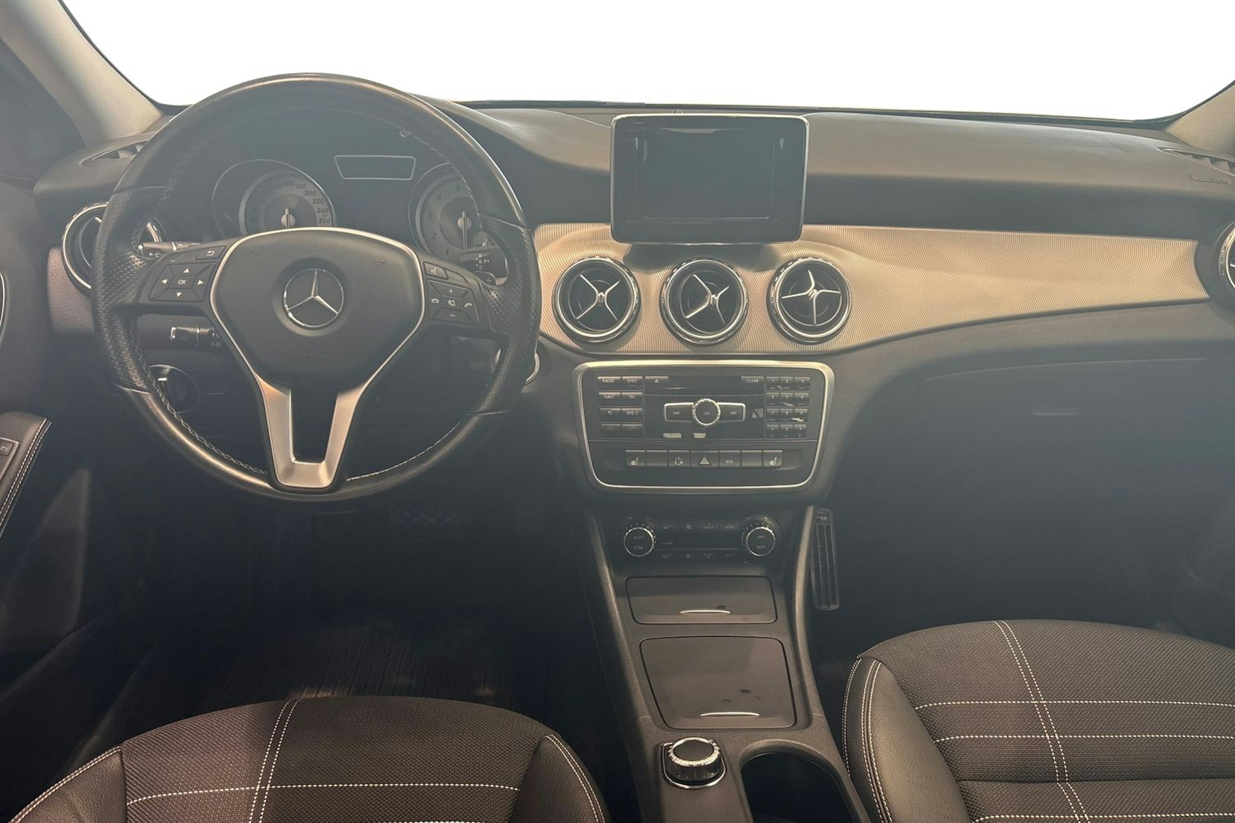 valkoinen Mercedes-Benz GLA 2014 kuva 9.