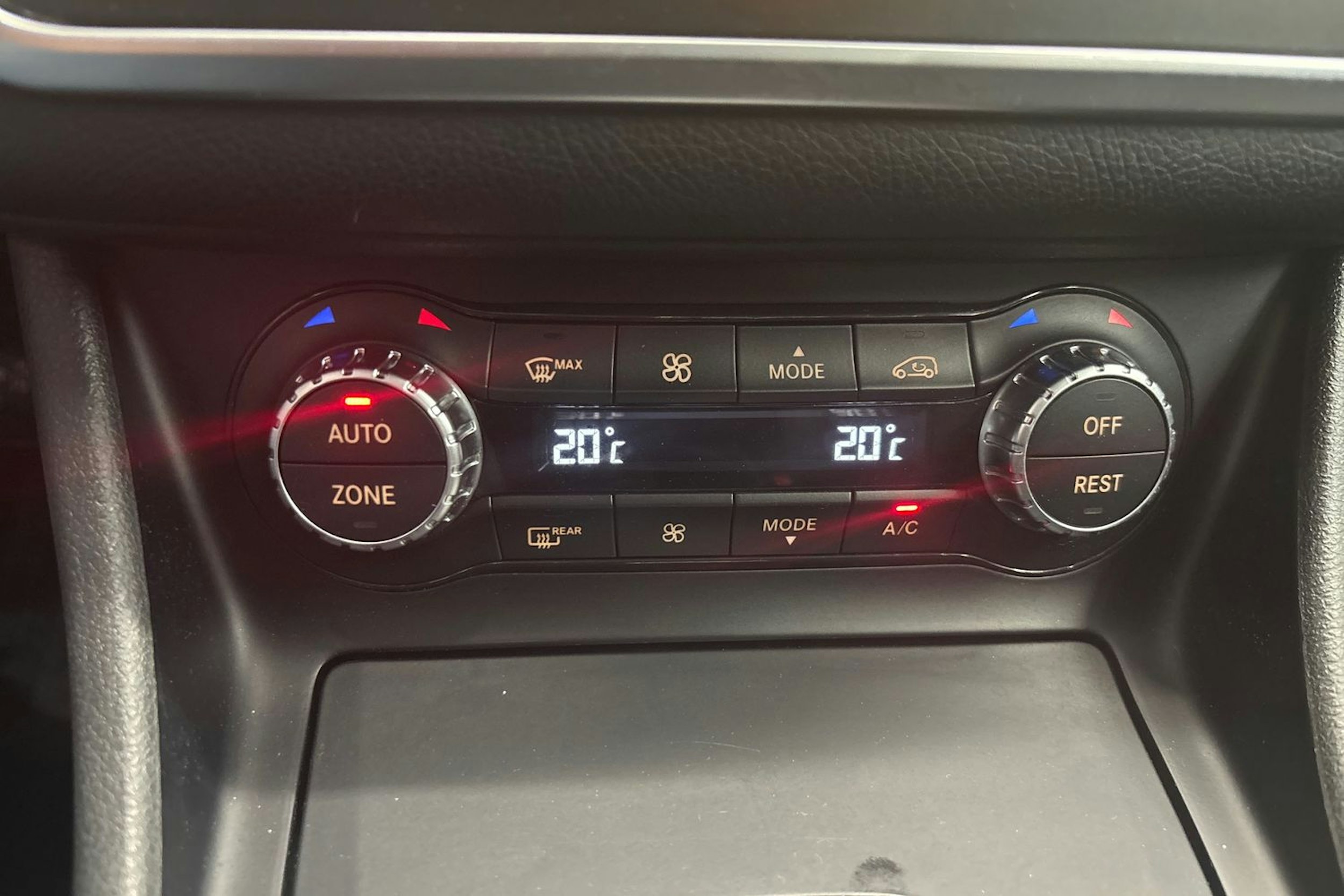 valkoinen Mercedes-Benz GLA 2014 kuva 22.