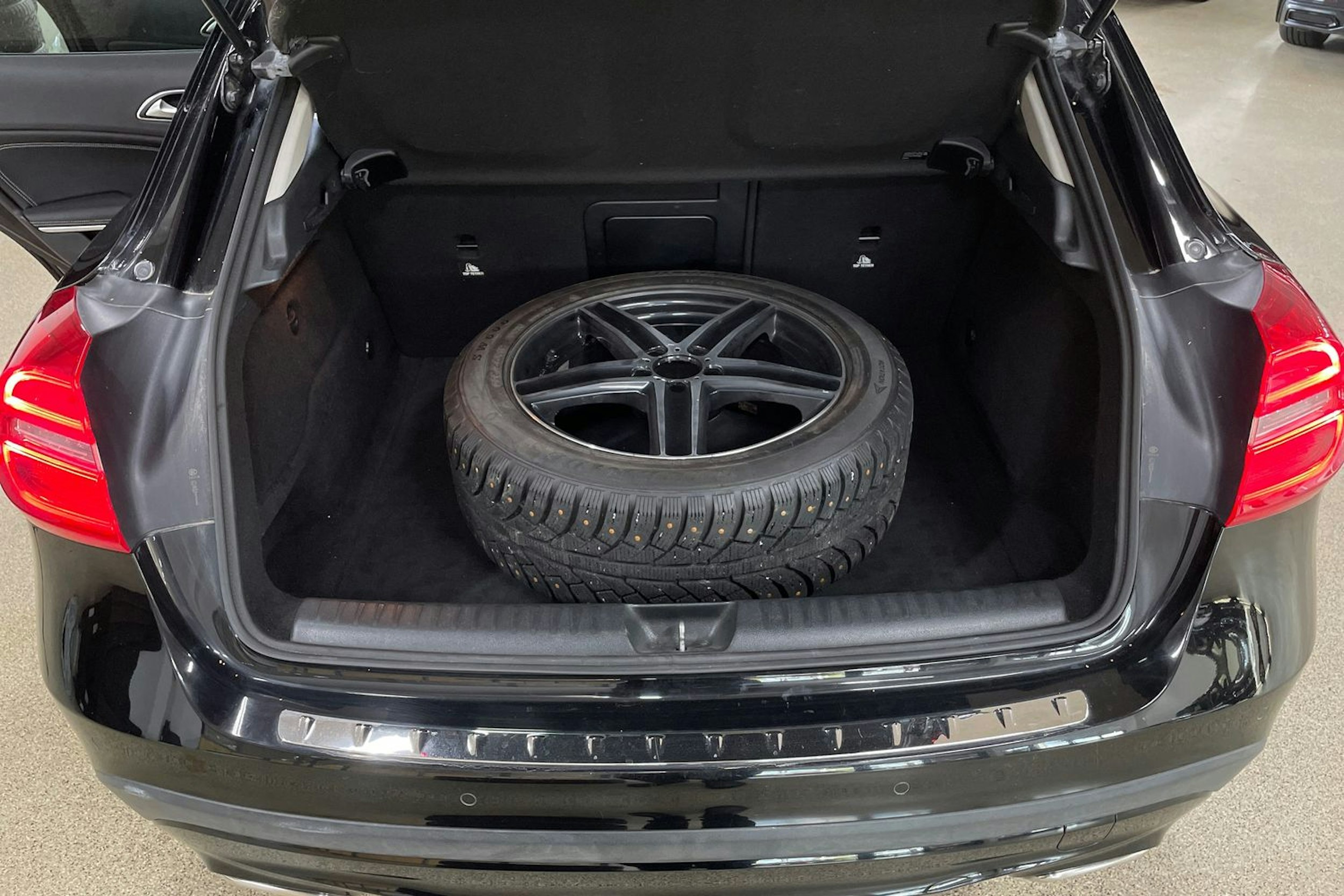 Musta Mercedes-Benz GLA 2014 kuva 13.