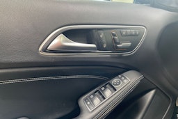 Musta Mercedes-Benz GLA 2014 kuva 14.