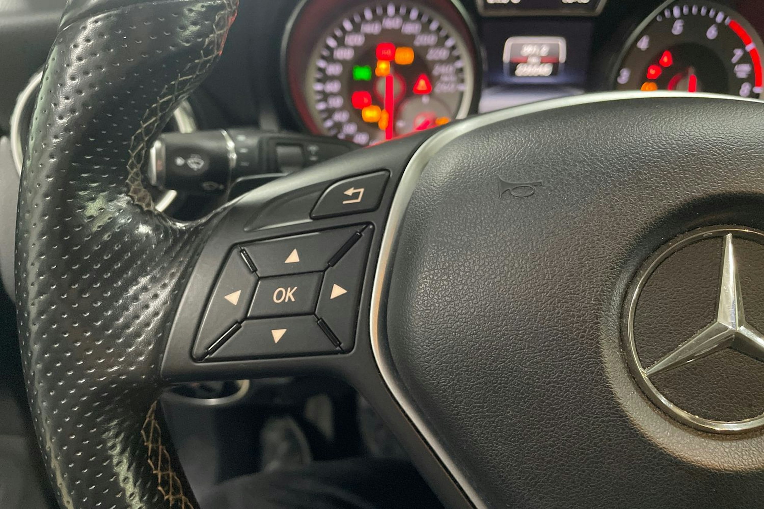 Musta Mercedes-Benz GLA 2014 kuva 15.