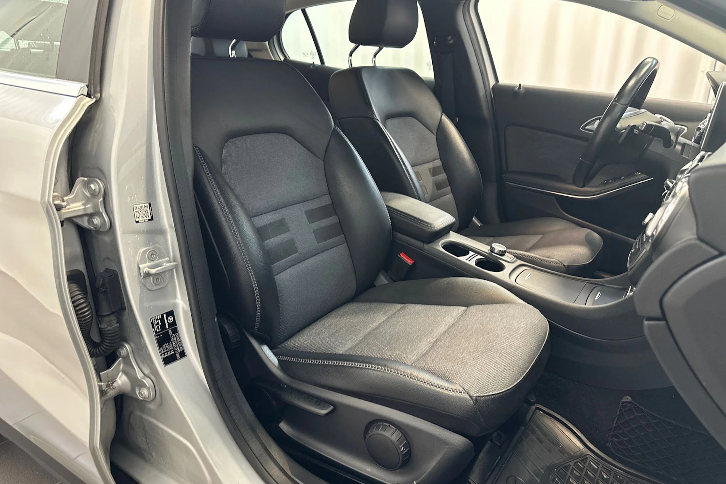 harmaa Mercedes-Benz GLA 2015 kuva 11.