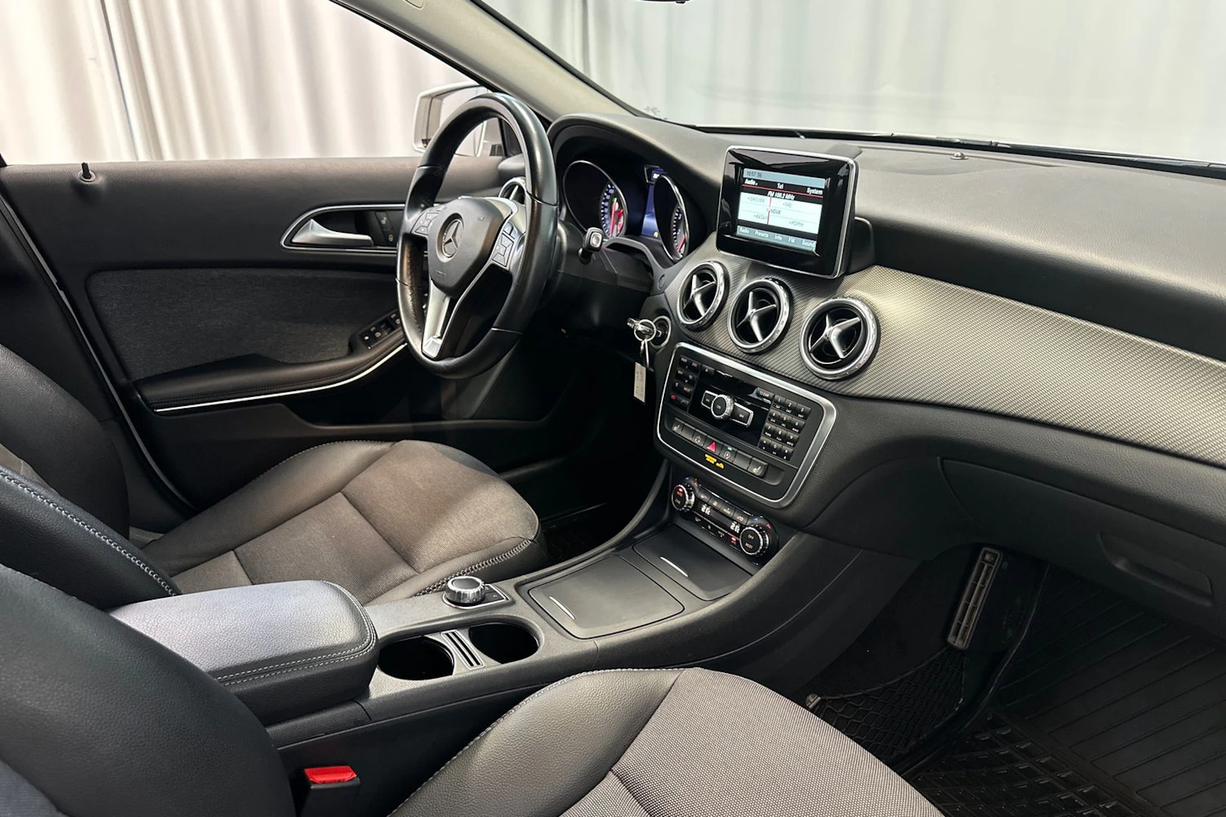 harmaa Mercedes-Benz GLA 2015 kuva 12.