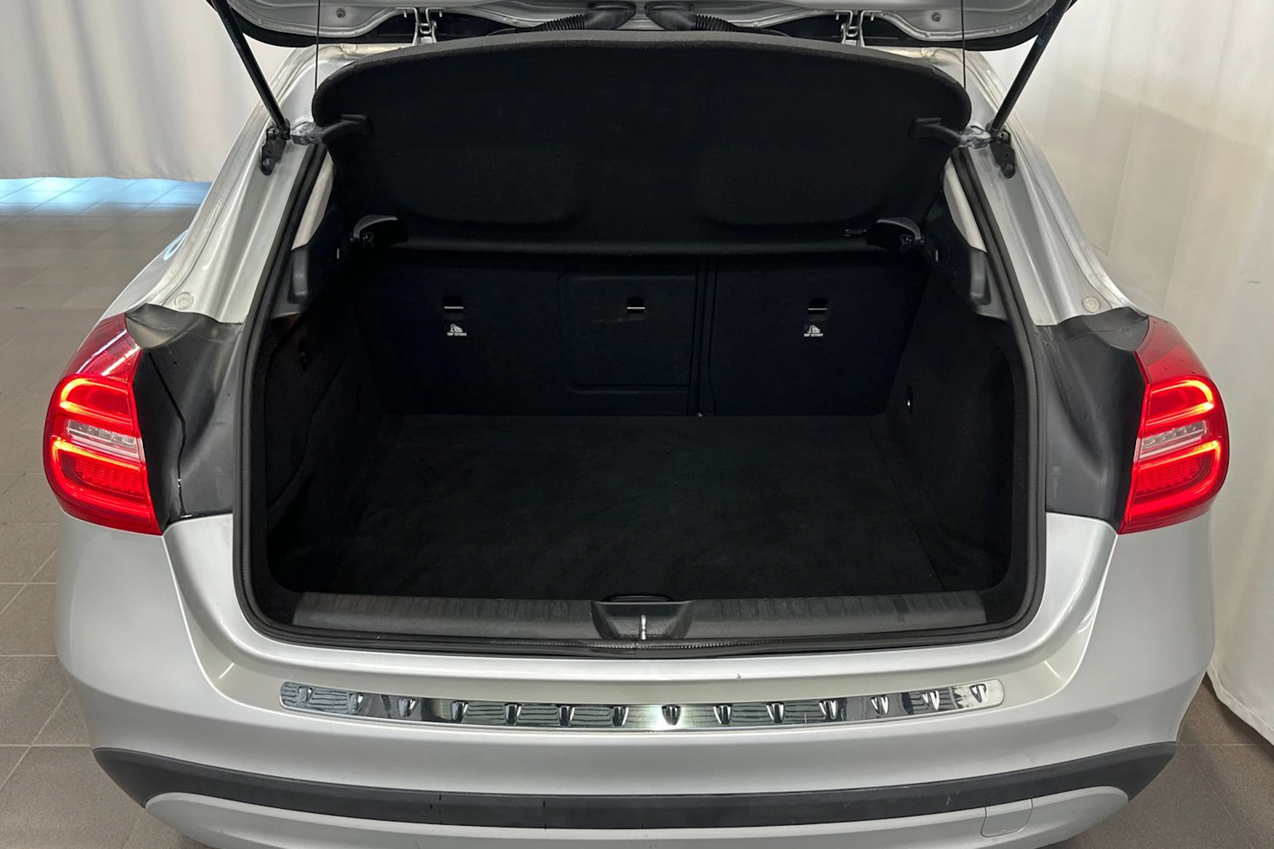 harmaa Mercedes-Benz GLA 2015 kuva 13.