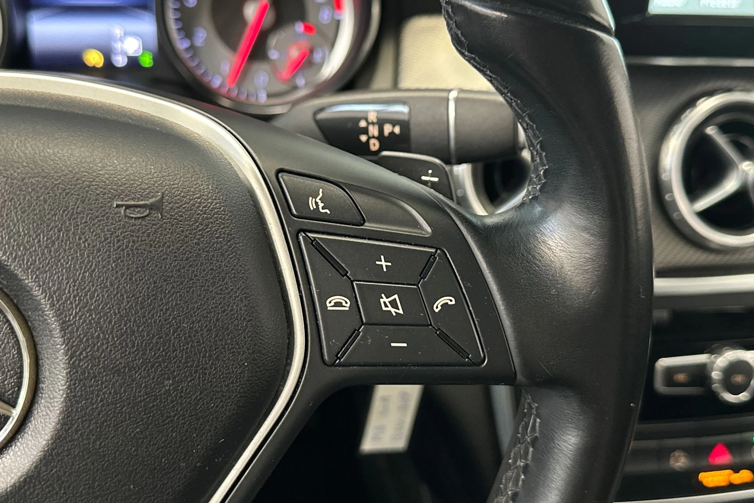 harmaa Mercedes-Benz GLA 2015 kuva 17.