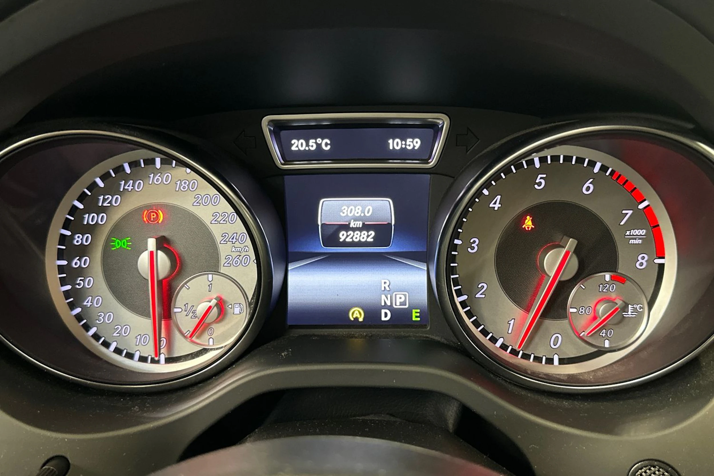 harmaa Mercedes-Benz GLA 2015 kuva 18.