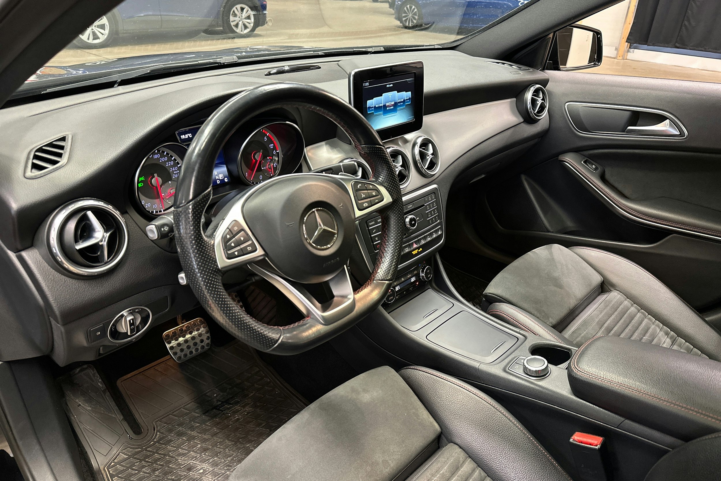 musta Mercedes-Benz GLA 2015 kuva 6.