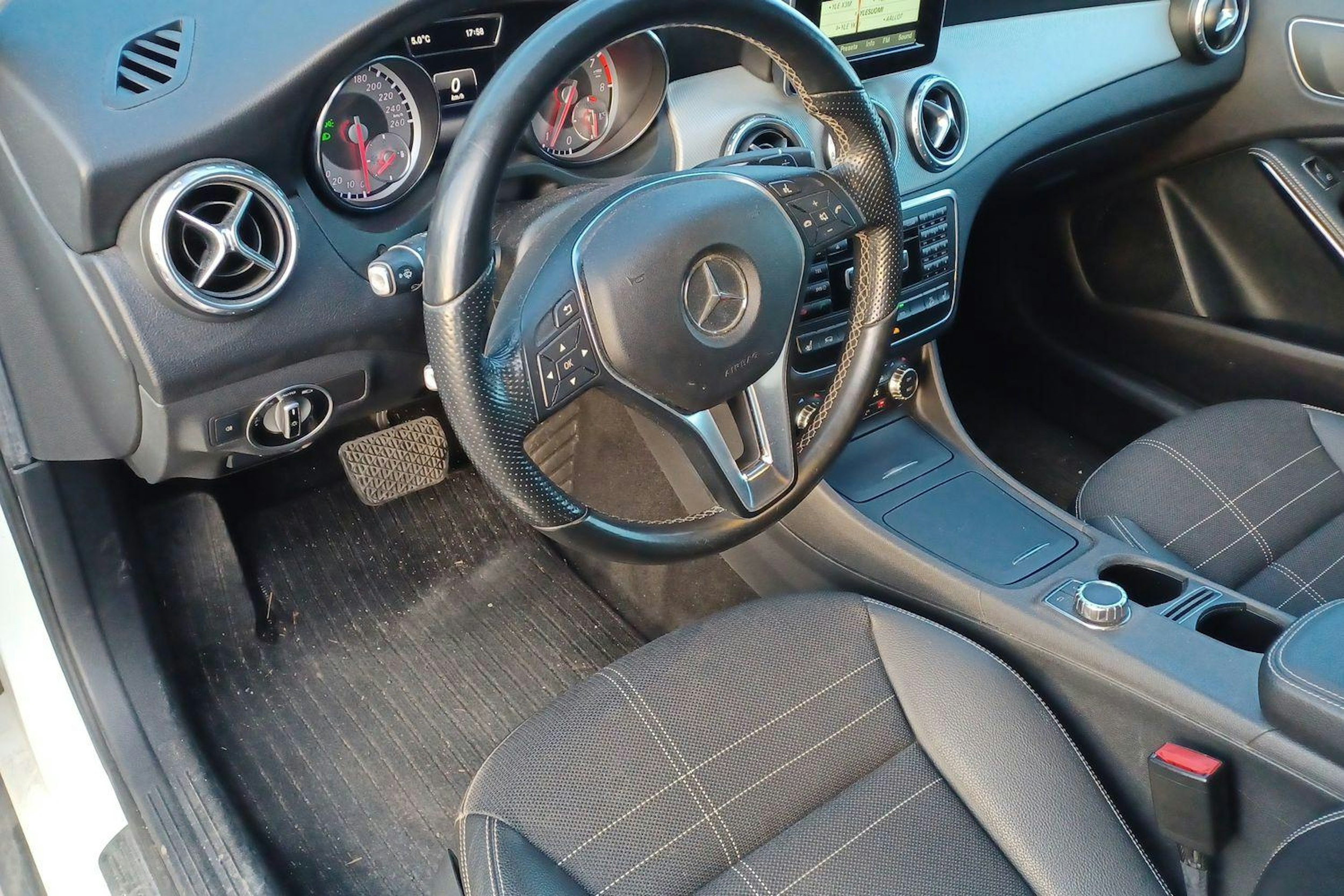 valkoinen Mercedes-Benz GLA 2015 kuva 3.