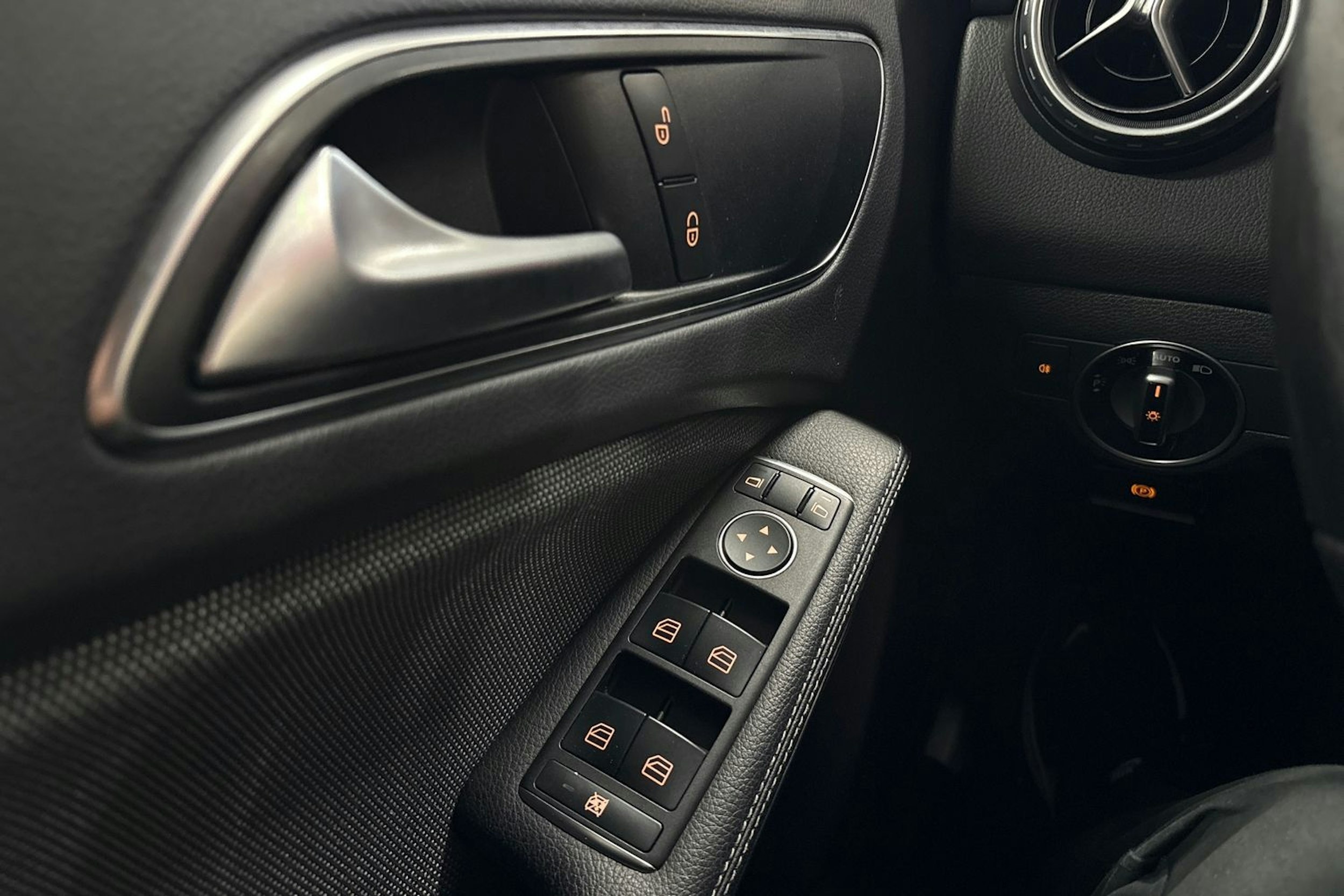 Harmaa Mercedes-Benz GLA 2016 kuva 25.