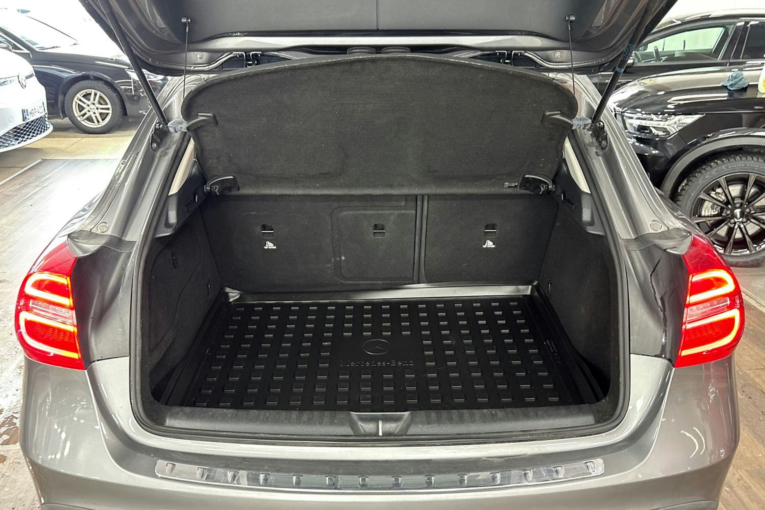 Harmaa Mercedes-Benz GLA 2016 kuva 26.