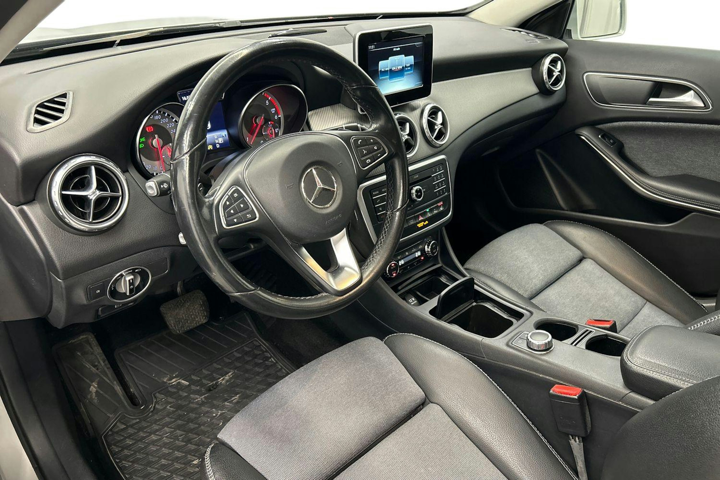 harmaa Mercedes-Benz GLA 2017 kuva 7.