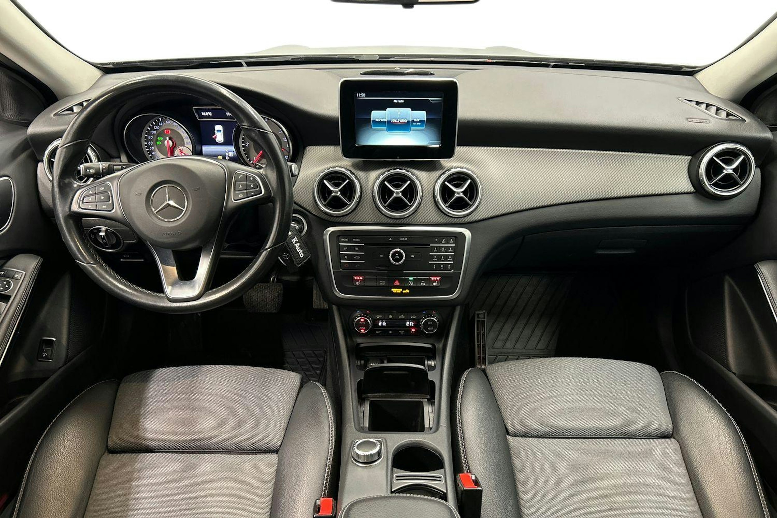 harmaa Mercedes-Benz GLA 2017 kuva 9.