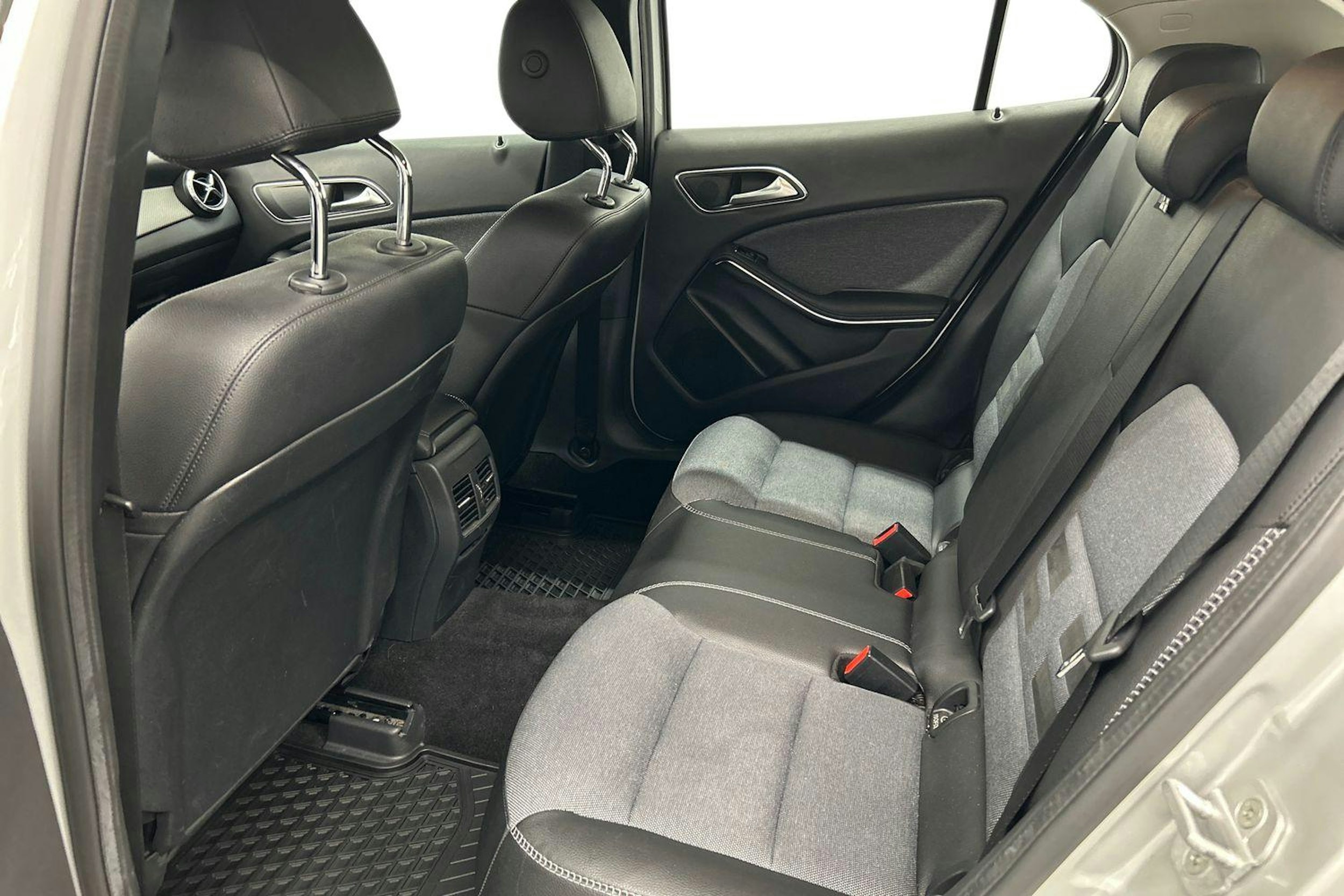 harmaa Mercedes-Benz GLA 2017 kuva 10.