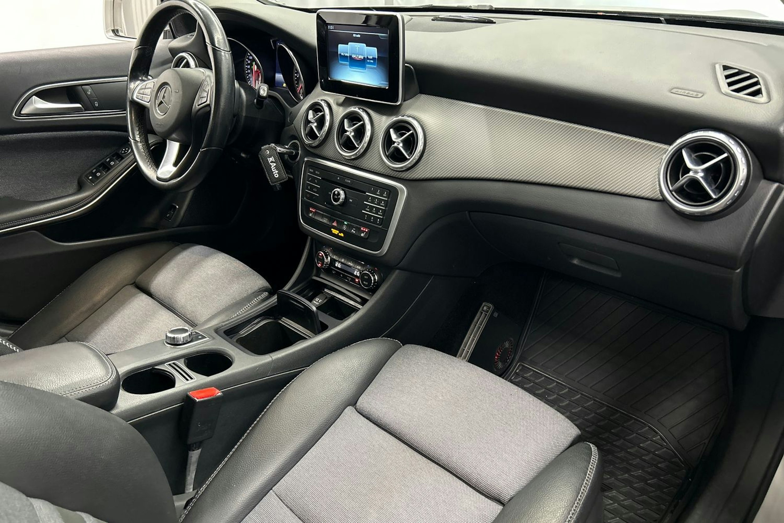 harmaa Mercedes-Benz GLA 2017 kuva 14.