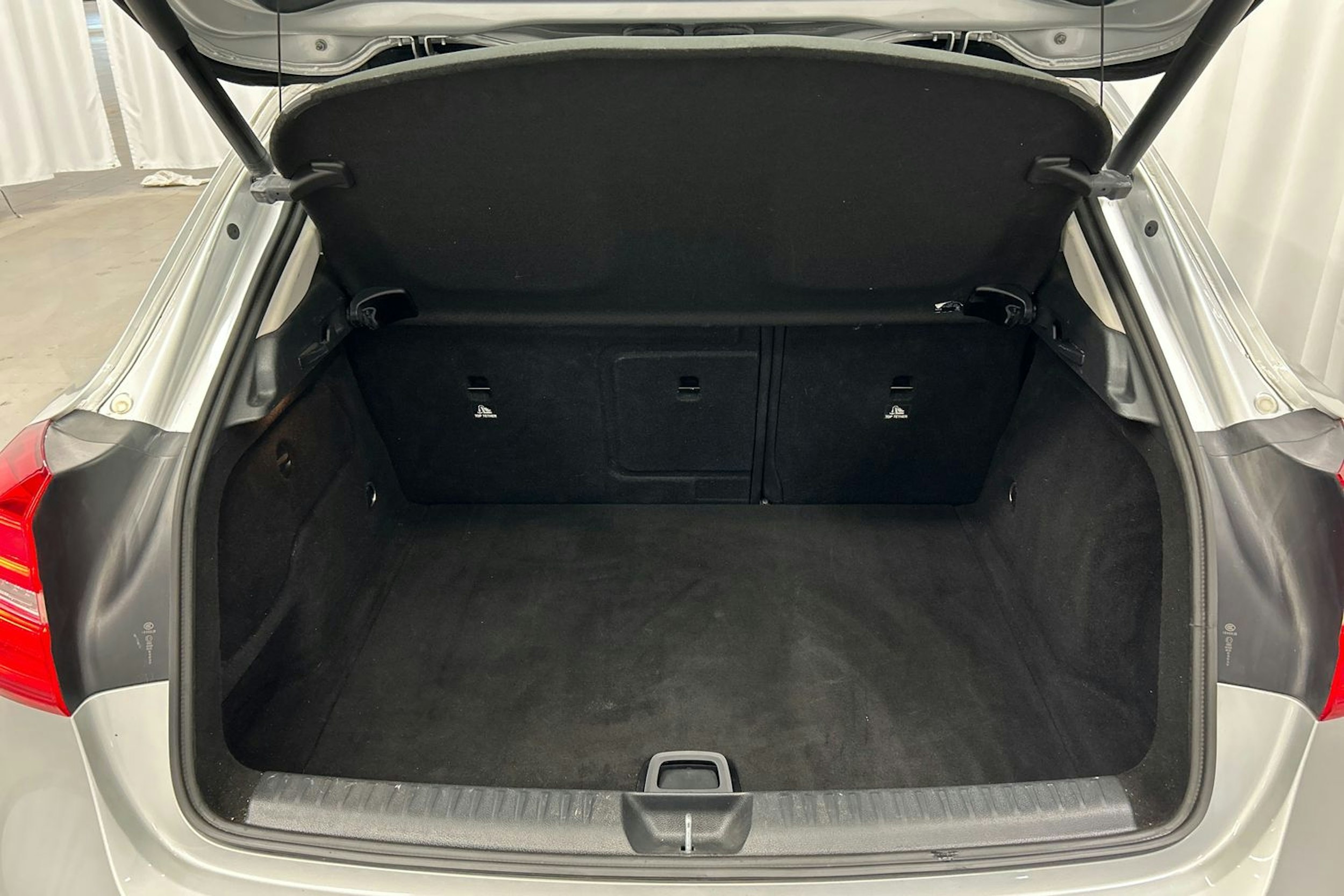 harmaa Mercedes-Benz GLA 2017 kuva 16.