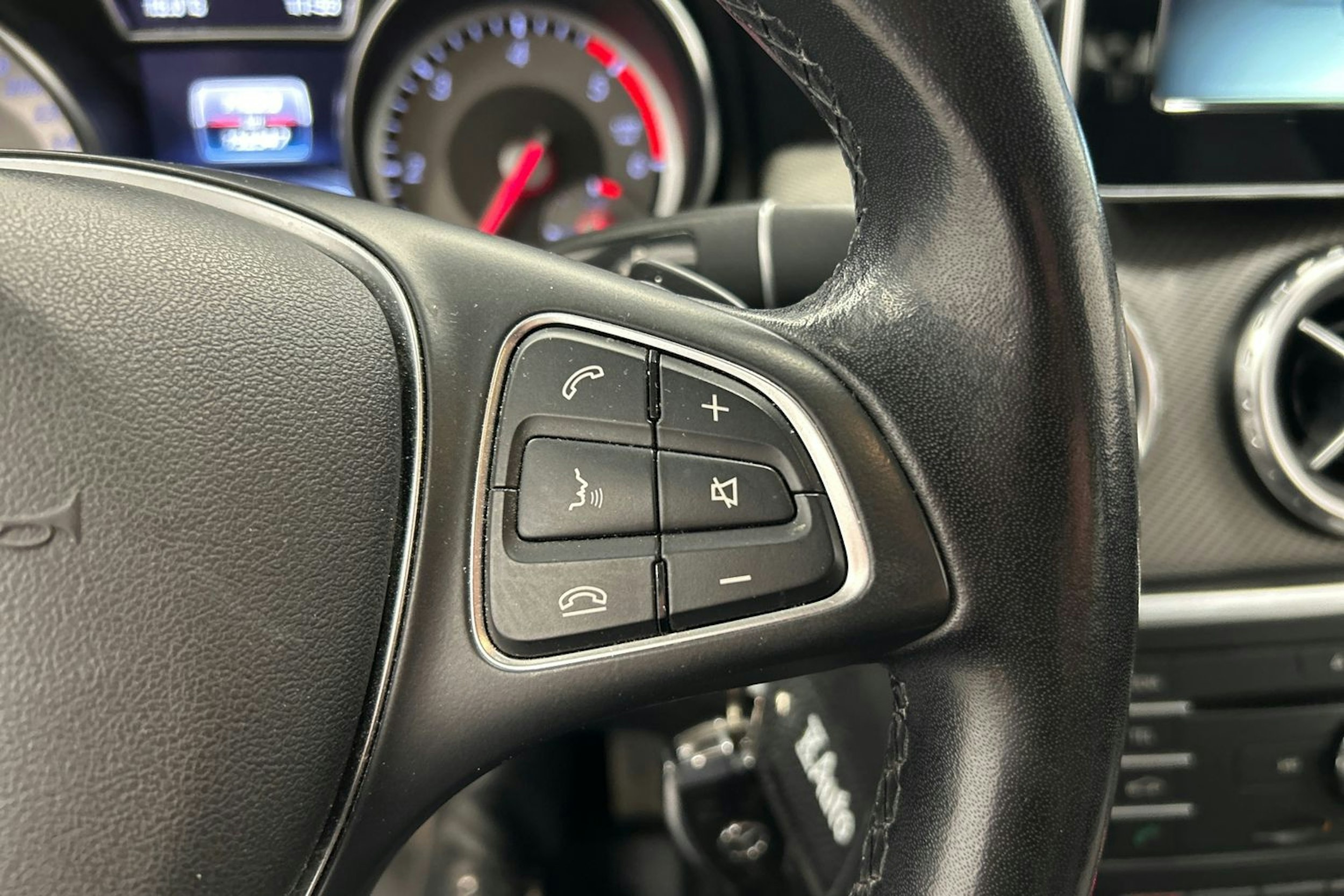 harmaa Mercedes-Benz GLA 2017 kuva 22.