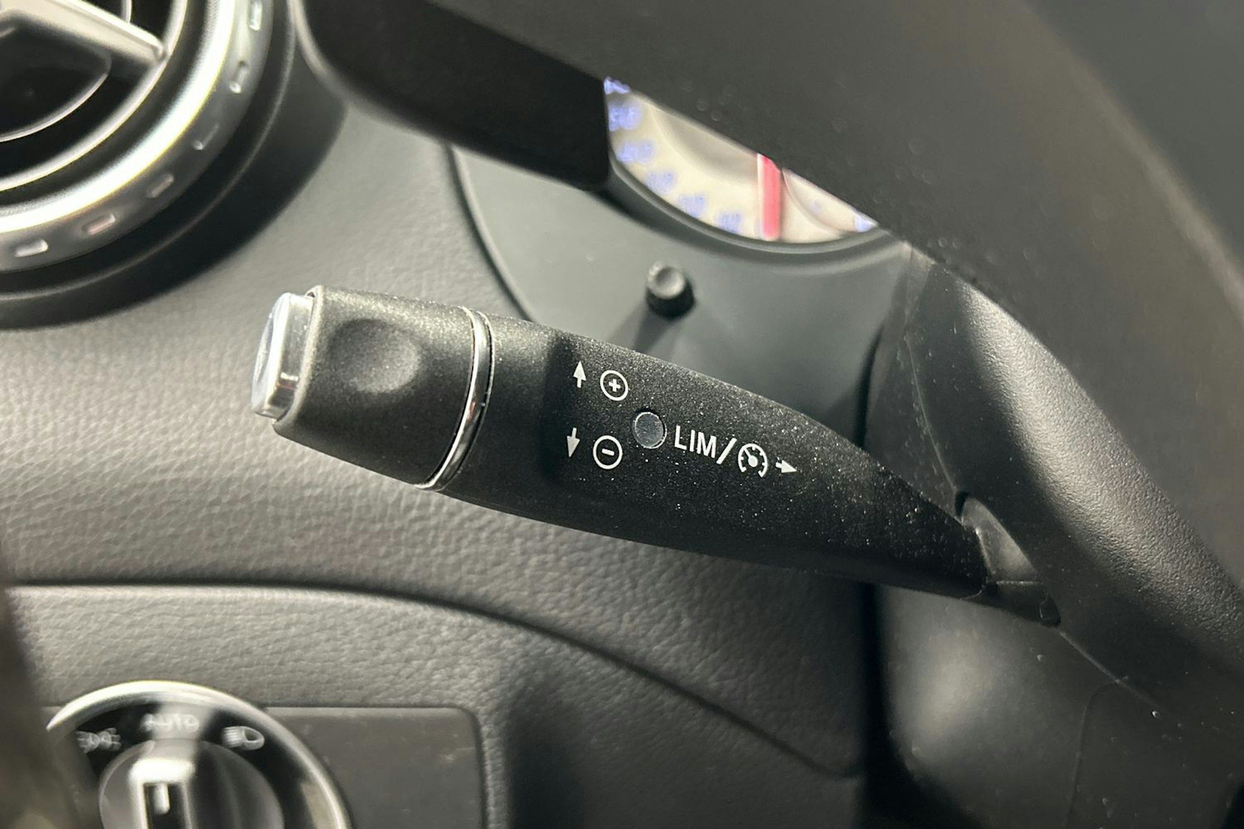 harmaa Mercedes-Benz GLA 2017 kuva 23.