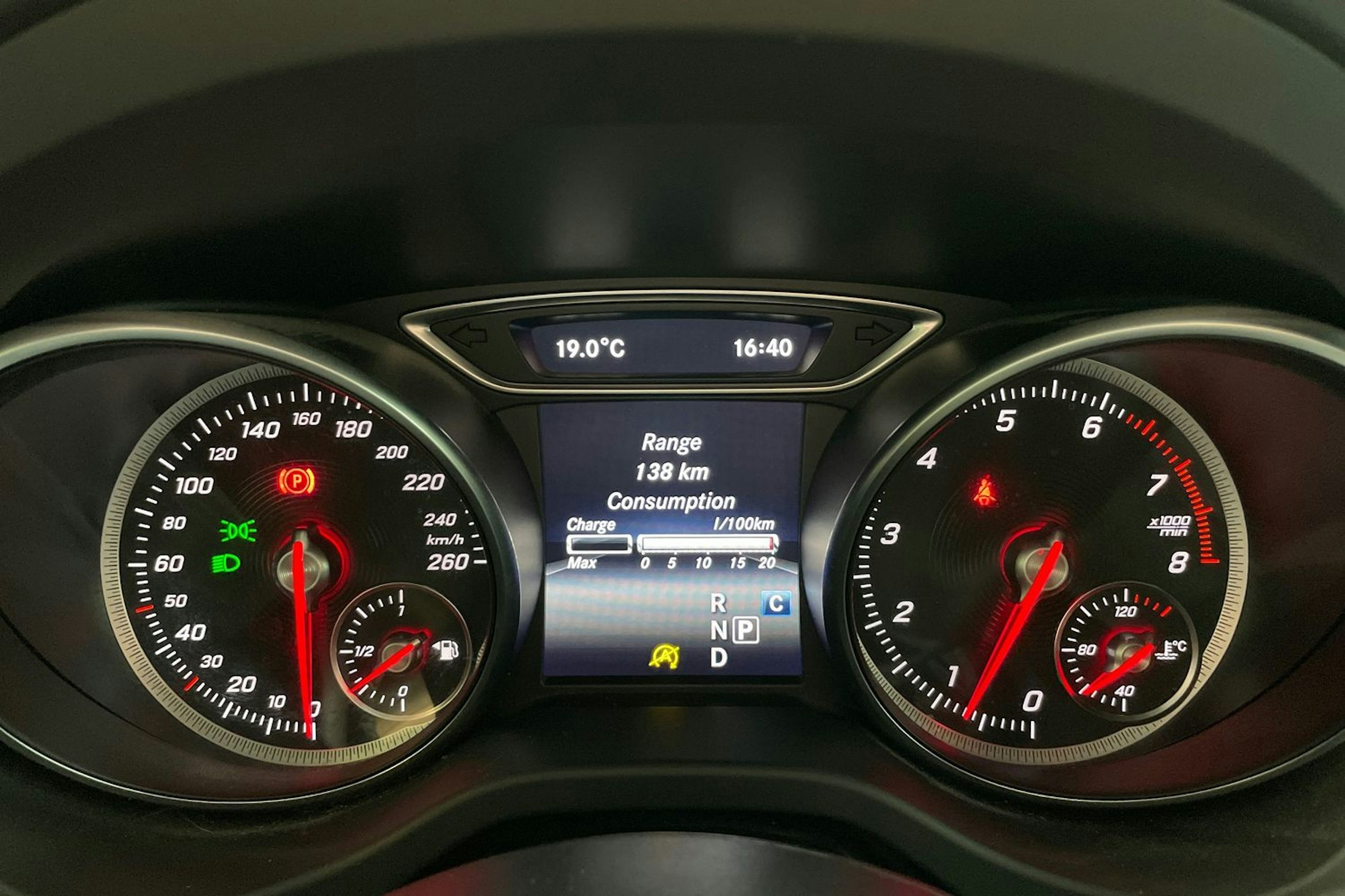 harmaa Mercedes-Benz GLA 2017 kuva 14.