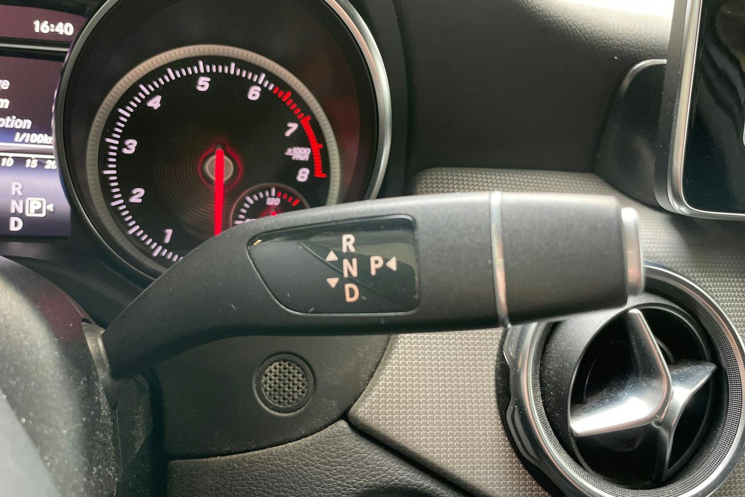 harmaa Mercedes-Benz GLA 2017 kuva 15.