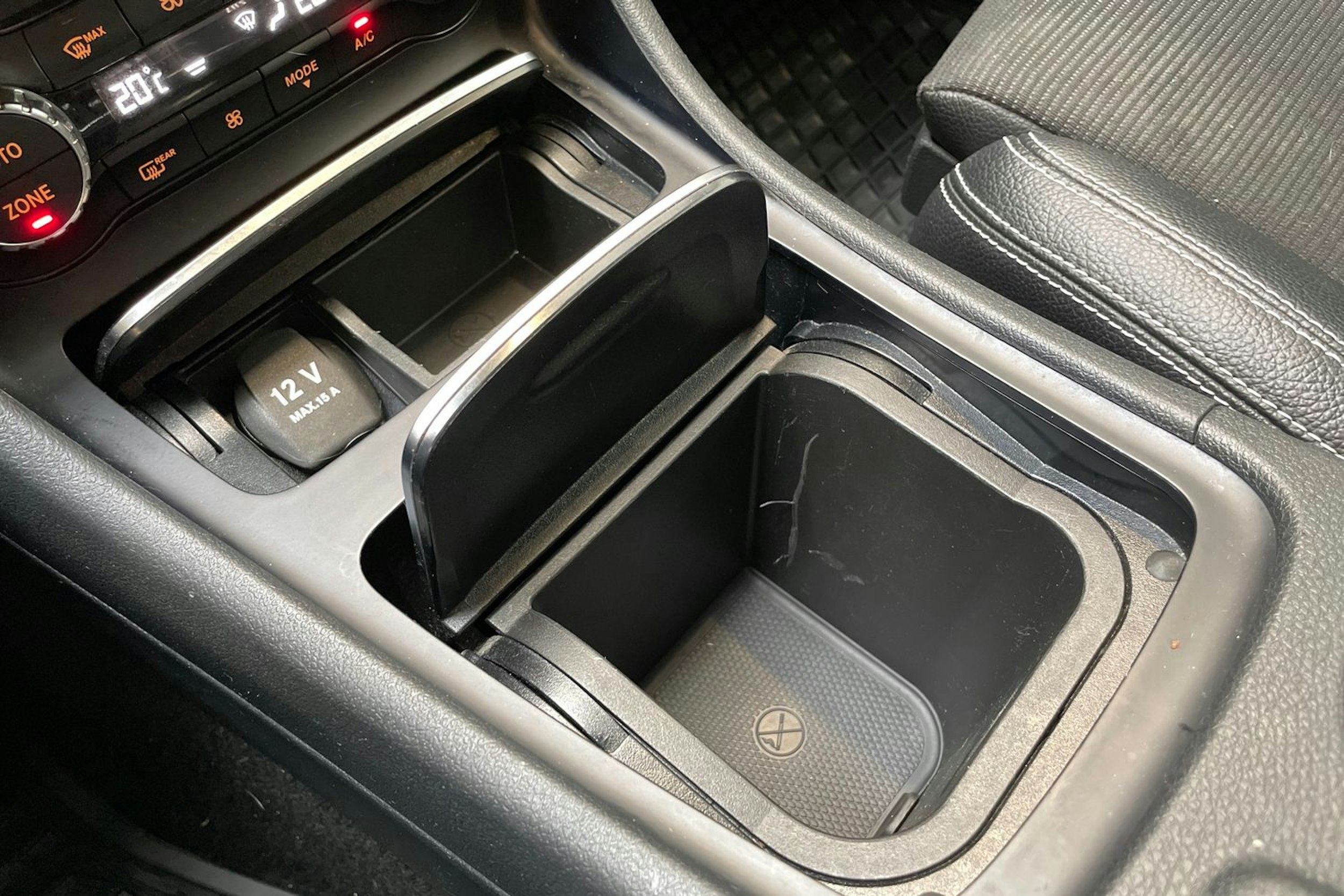 harmaa Mercedes-Benz GLA 2017 kuva 24.
