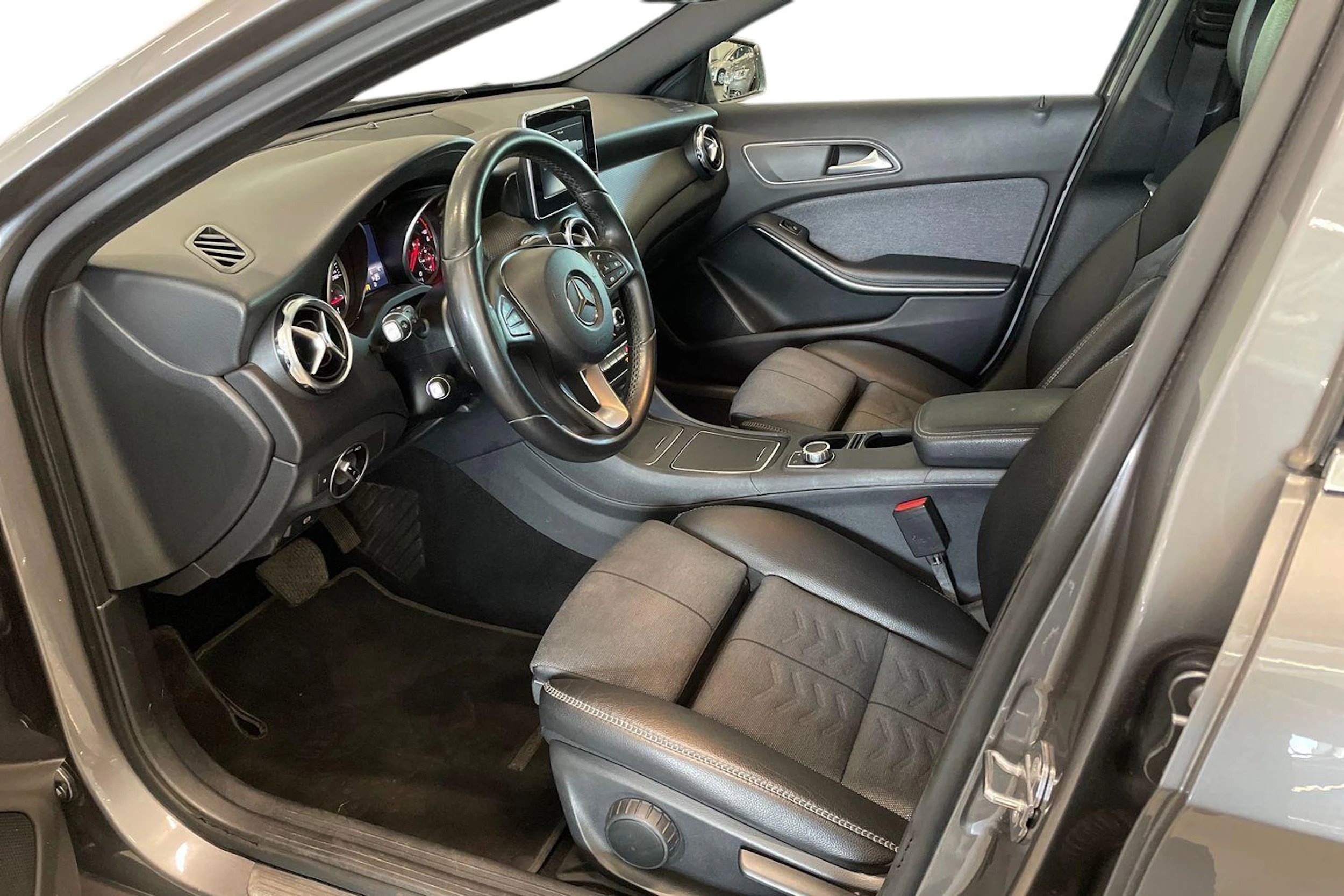 harmaa Mercedes-Benz GLA 2018 kuva 6.
