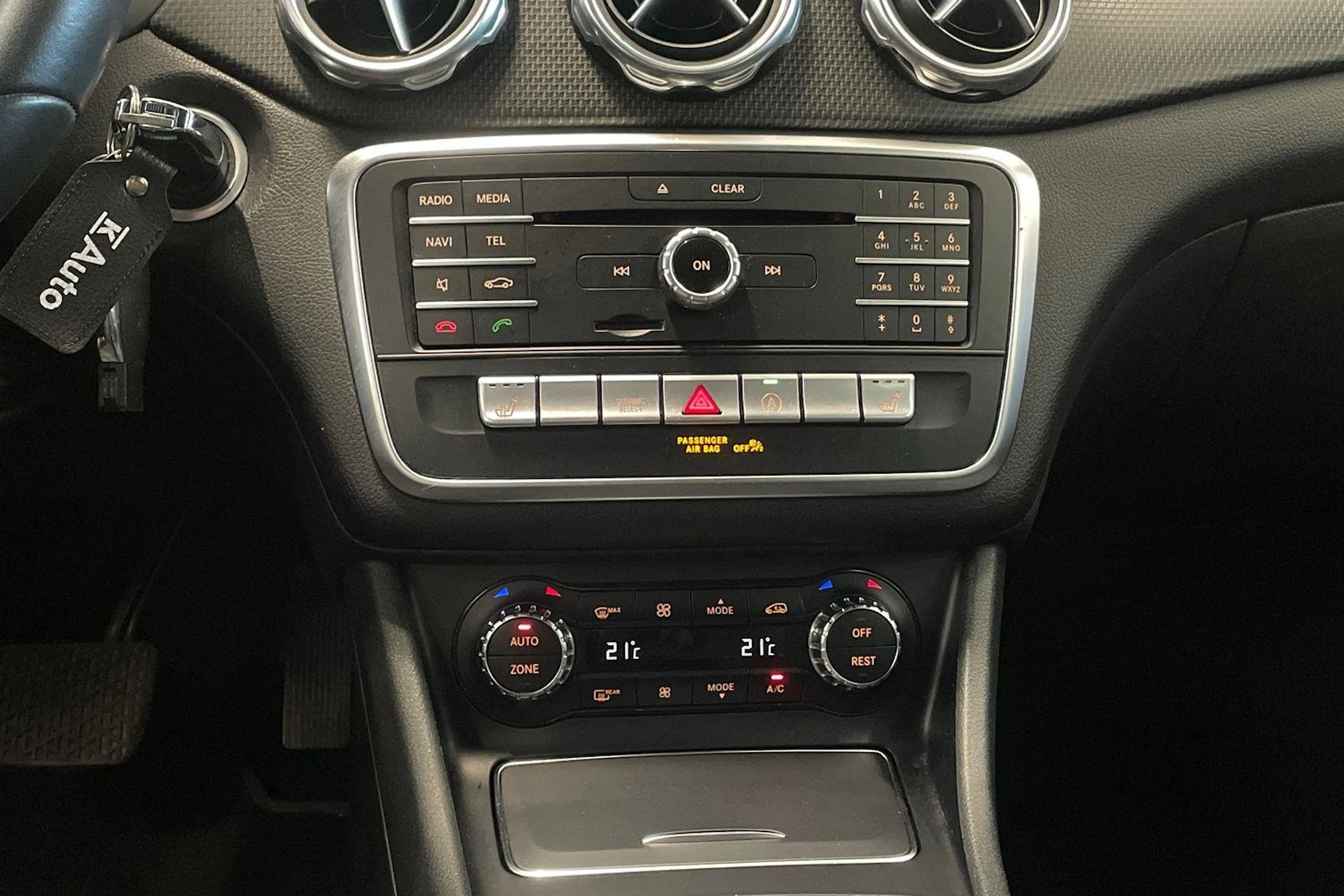 harmaa Mercedes-Benz GLA 2018 kuva 20.