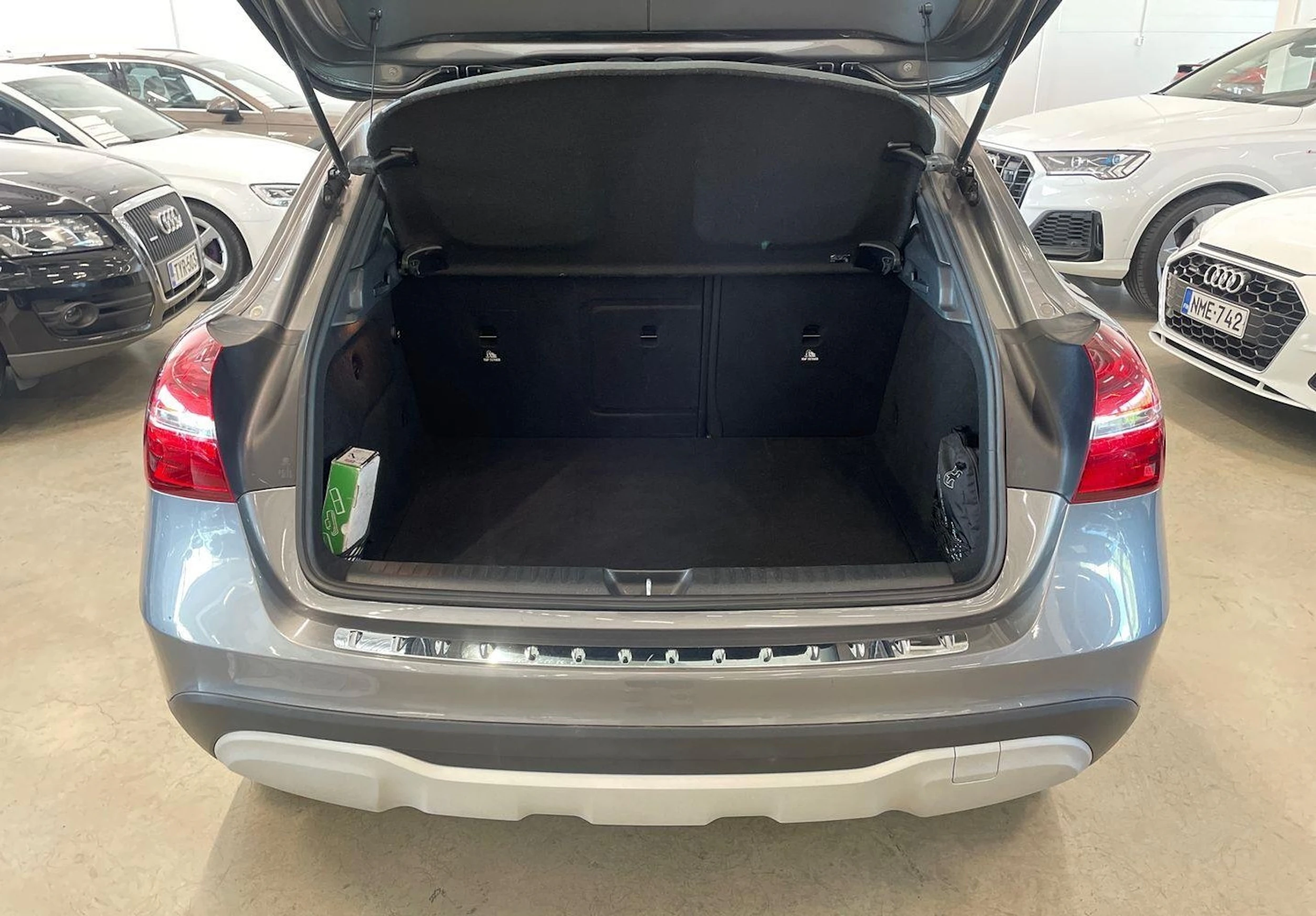 harmaa Mercedes-Benz GLA 2018 kuva 24.