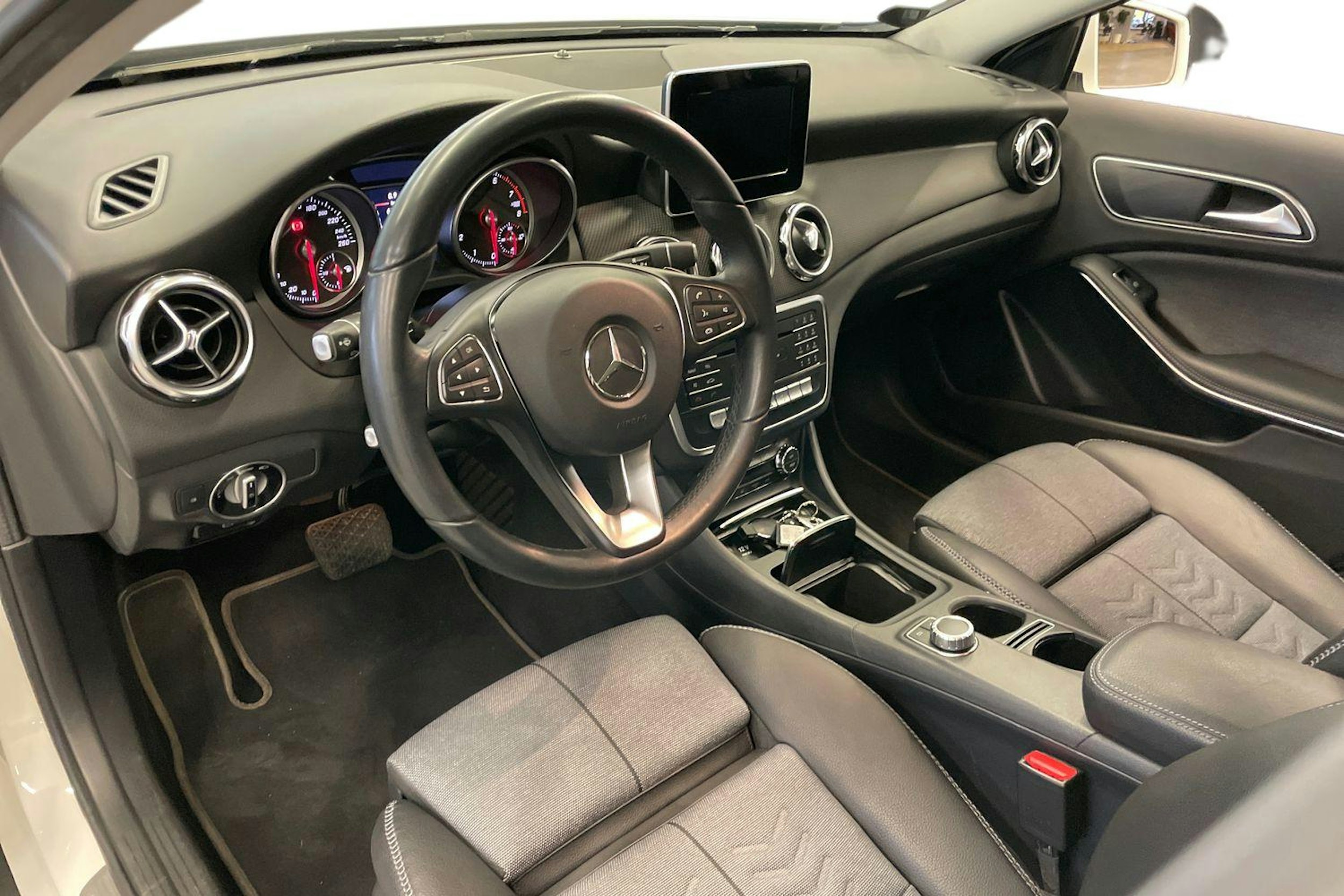 Valkoinen Mercedes-Benz GLA 2018 kuva 7.