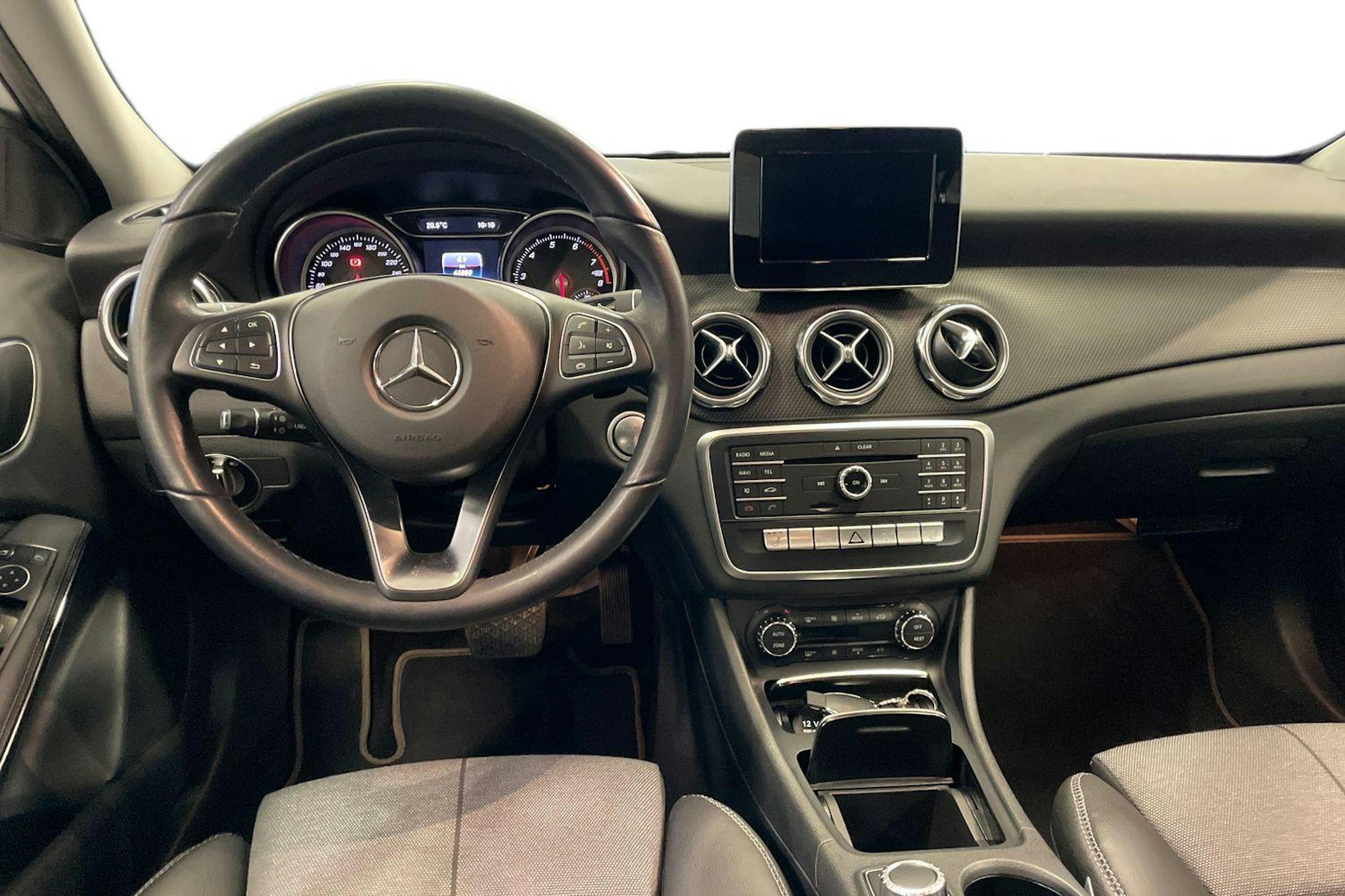 Valkoinen Mercedes-Benz GLA 2018 kuva 9.