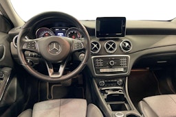 Valkoinen Mercedes-Benz GLA 2018 kuva 9.