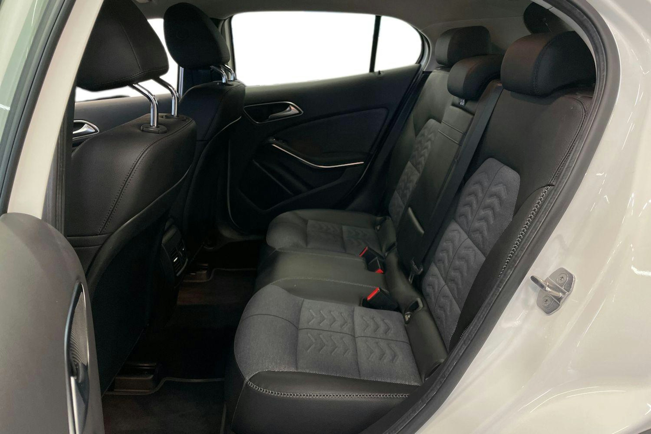 Valkoinen Mercedes-Benz GLA 2018 kuva 10.