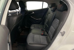 Valkoinen Mercedes-Benz GLA 2018 kuva 10.