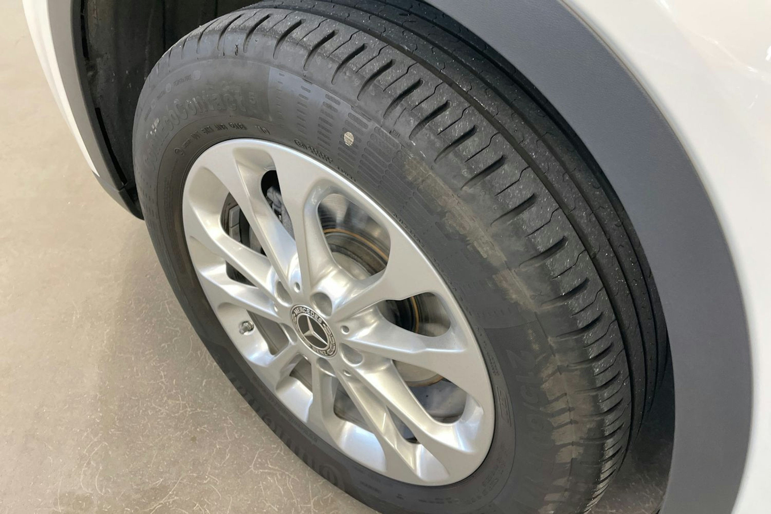 Valkoinen Mercedes-Benz GLA 2018 kuva 13.