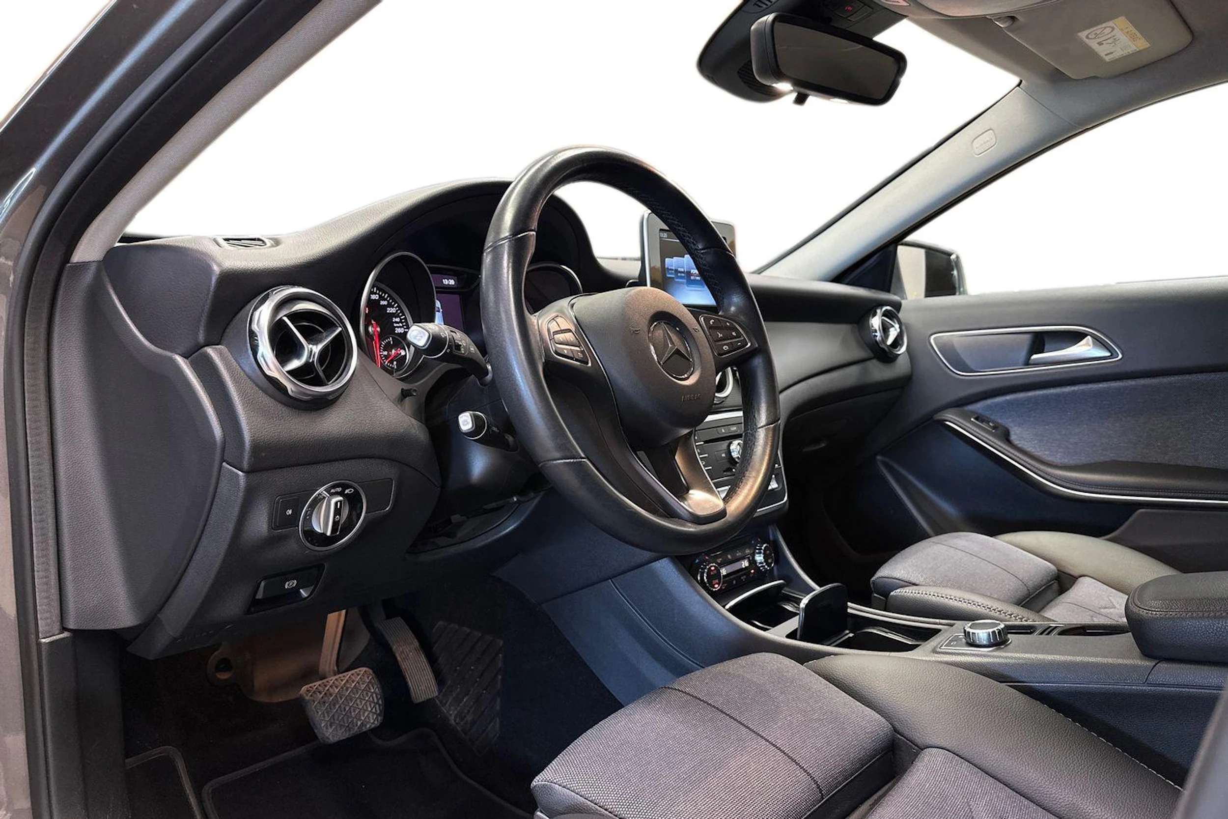 harmaa Mercedes-Benz GLA 2019 kuva 6.