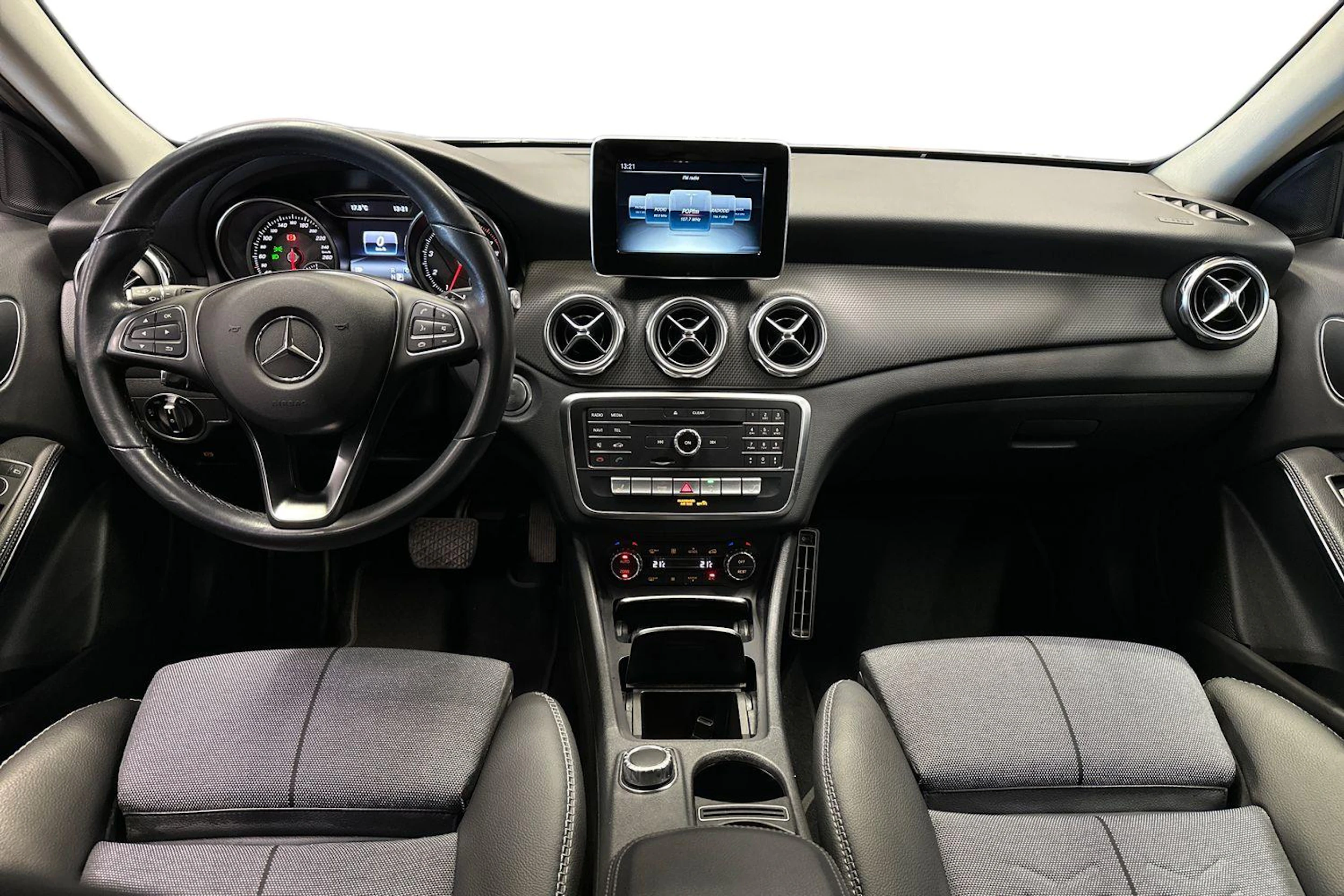 harmaa Mercedes-Benz GLA 2019 kuva 7.